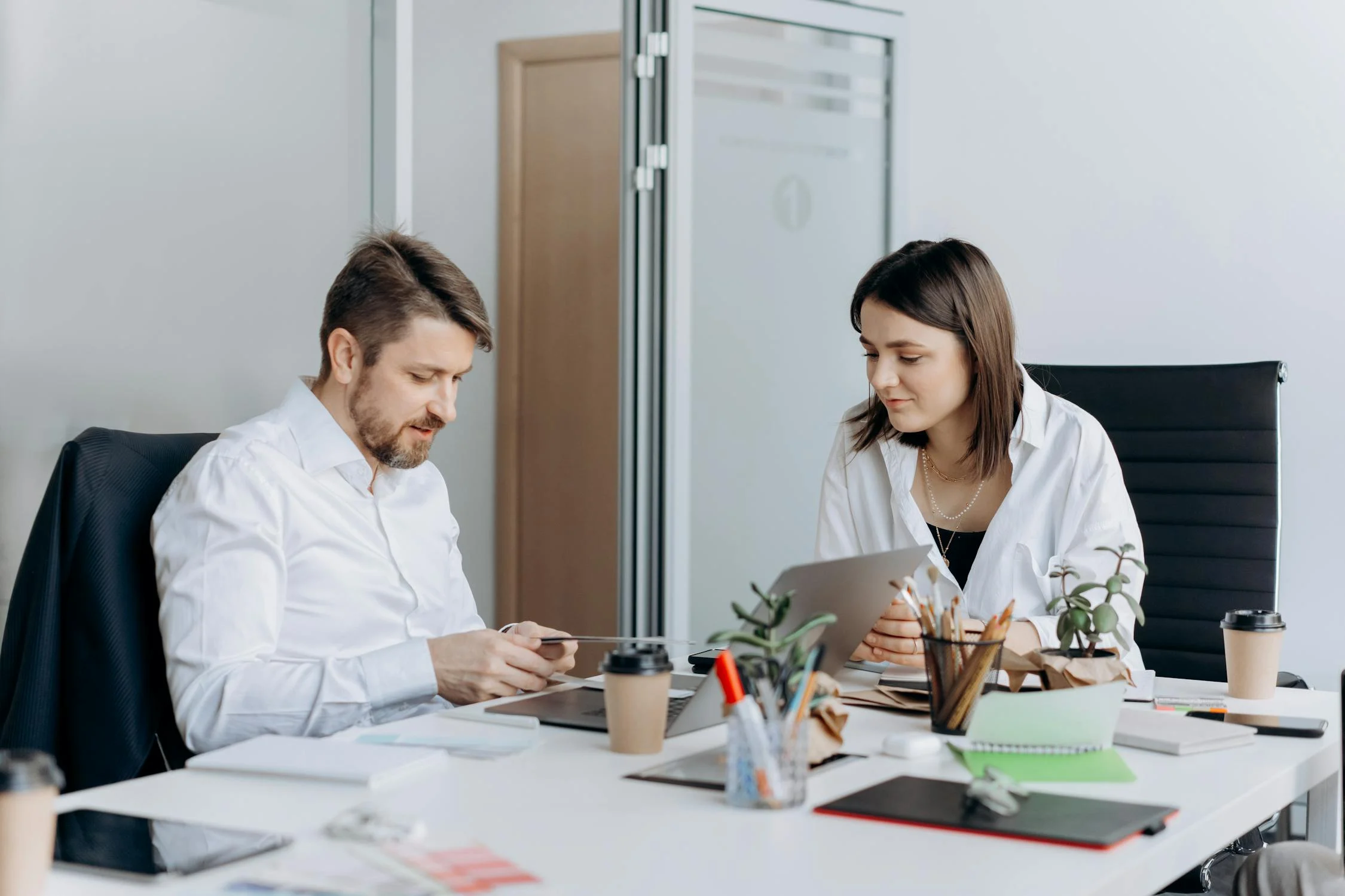 Eine Frau in einer Besprechung mit ihrem Chef | Quelle: Pexels
