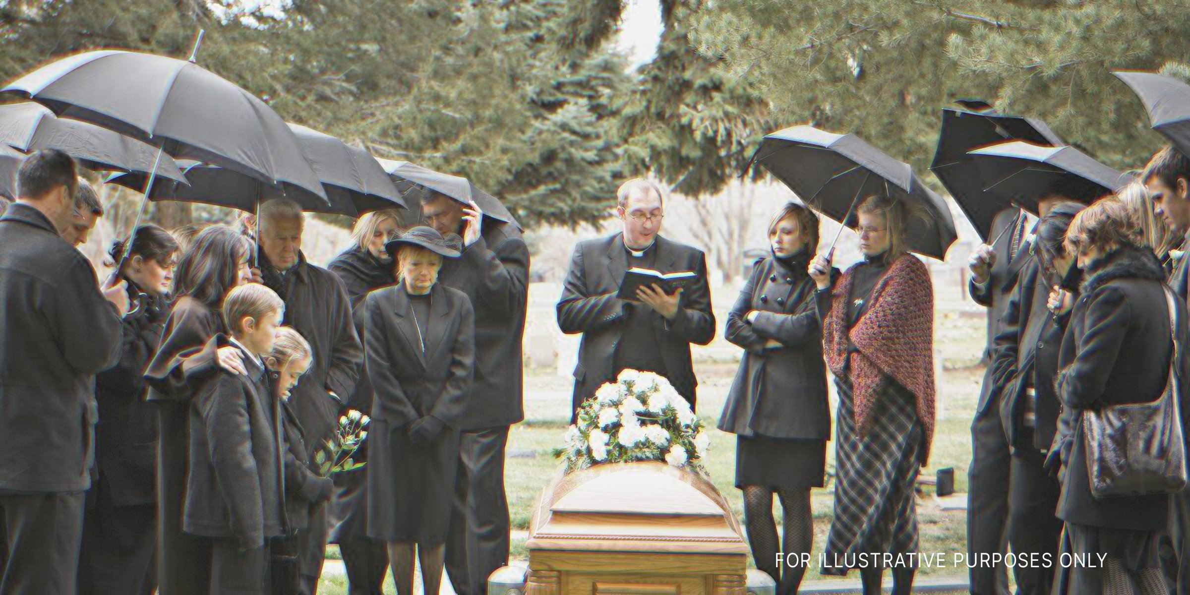 Menschen bei einer Beerdigung | Quelle: Getty Images