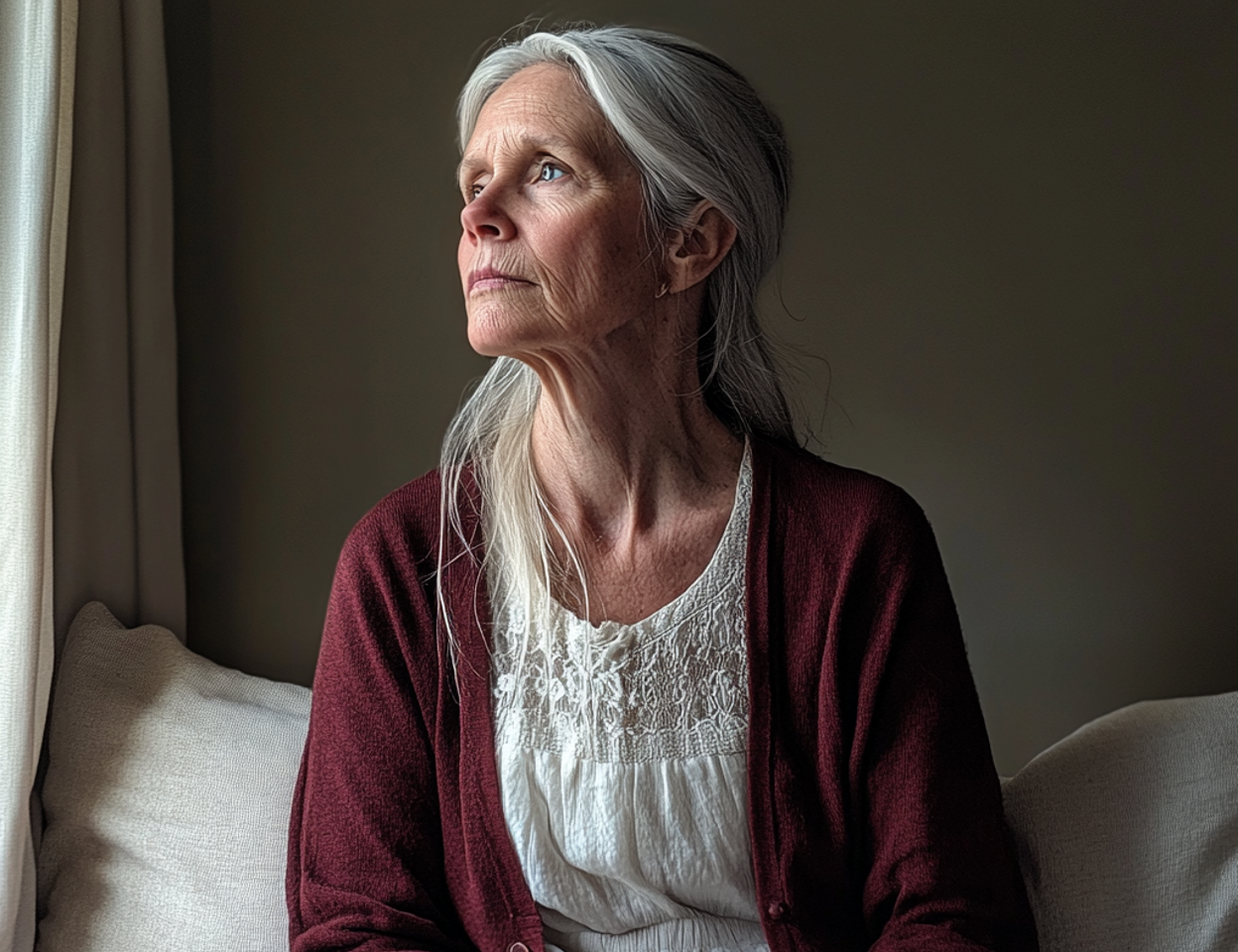 Eine ältere Frau, die aus einem Fenster schaut | Quelle: Midjourney
