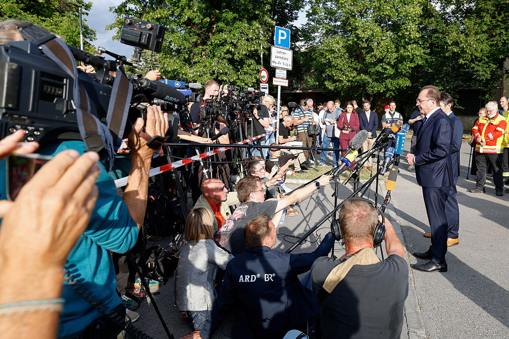 Der deutsche Innenminister Alexander Dobrindt (rechts) spricht mit Journalisten an einer weiterführenden Schule in Schongau im süddeutschen Bundesland Bayern, wo bei einem Anschlag am 8. Juli 2026 mehrere Menschen verletzt und ein Verdächtiger festgenommen wurden. | Quelle: Getty Images