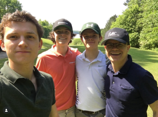 Im Laufe seiner Karriere ließ er sich von seinem Vater inspirieren, wie man mit Kritik würdevoll umgeht. Auf diesem Foto posieren er und seine Brüder am 5. Mai 2024 auf einem Golfplatz. | Quelle: Instagram/dommoholland