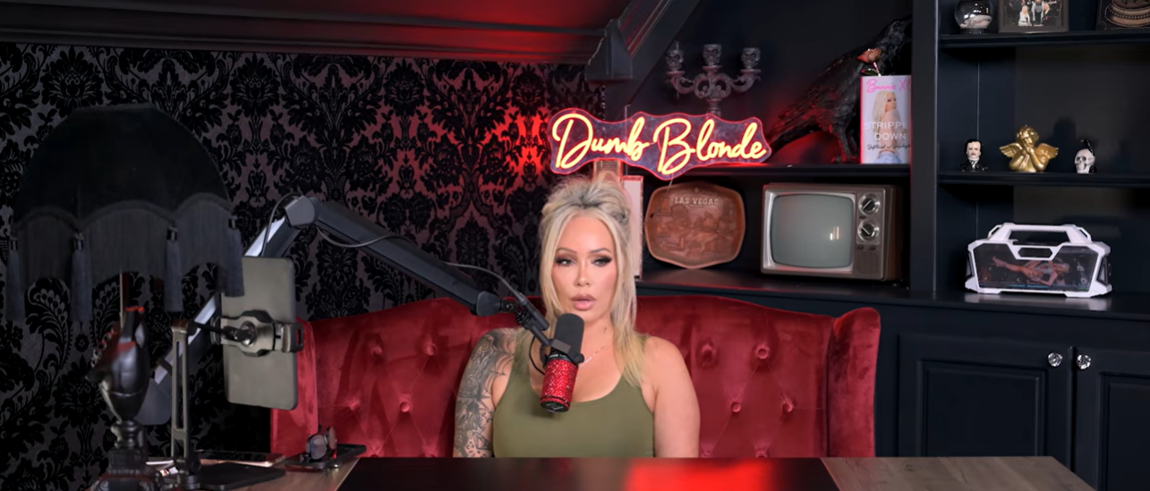 Bunnie XO nimmt eine Folge ihres Podcasts „Dumb Blonde" auf. In der Folge bestätigte sie, dass sie und Jelly Roll sich nach fast einem Jahrzehnt Ehe scheiden lassen. | Quelle: YouTube/Dumb Blonde Podcast