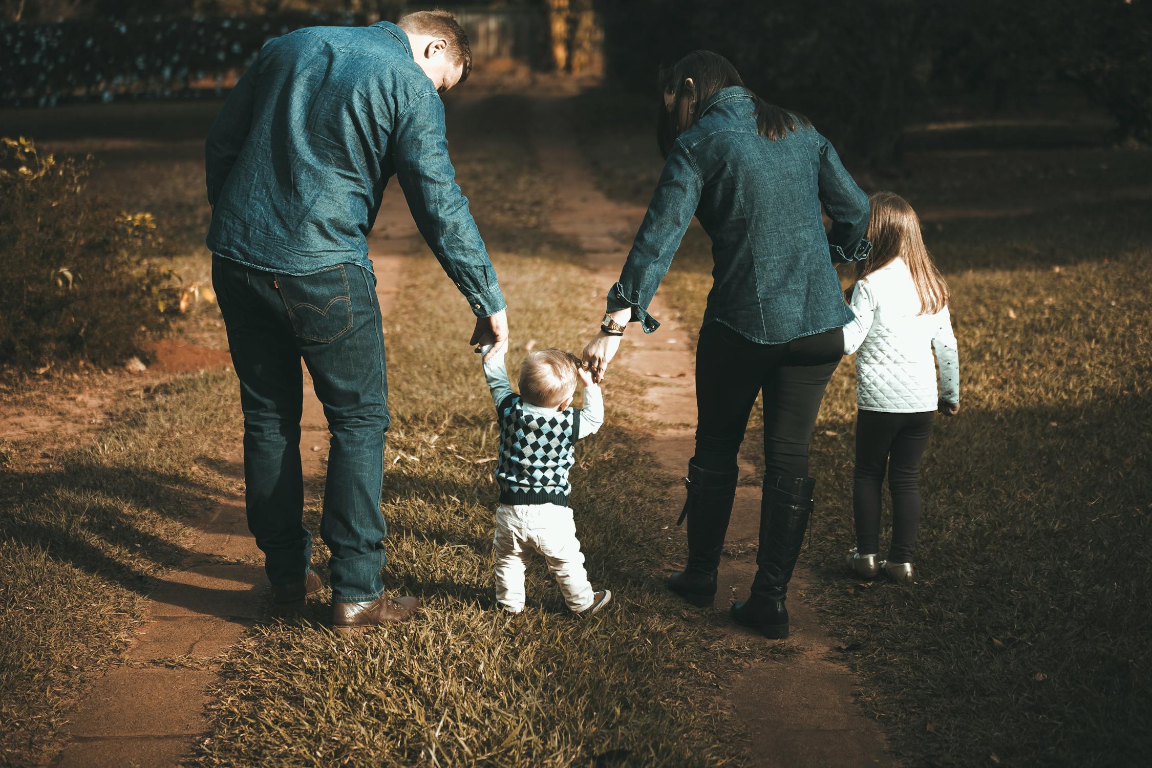 Eine glückliche Familie mit Kindern | Quelle: Pexels