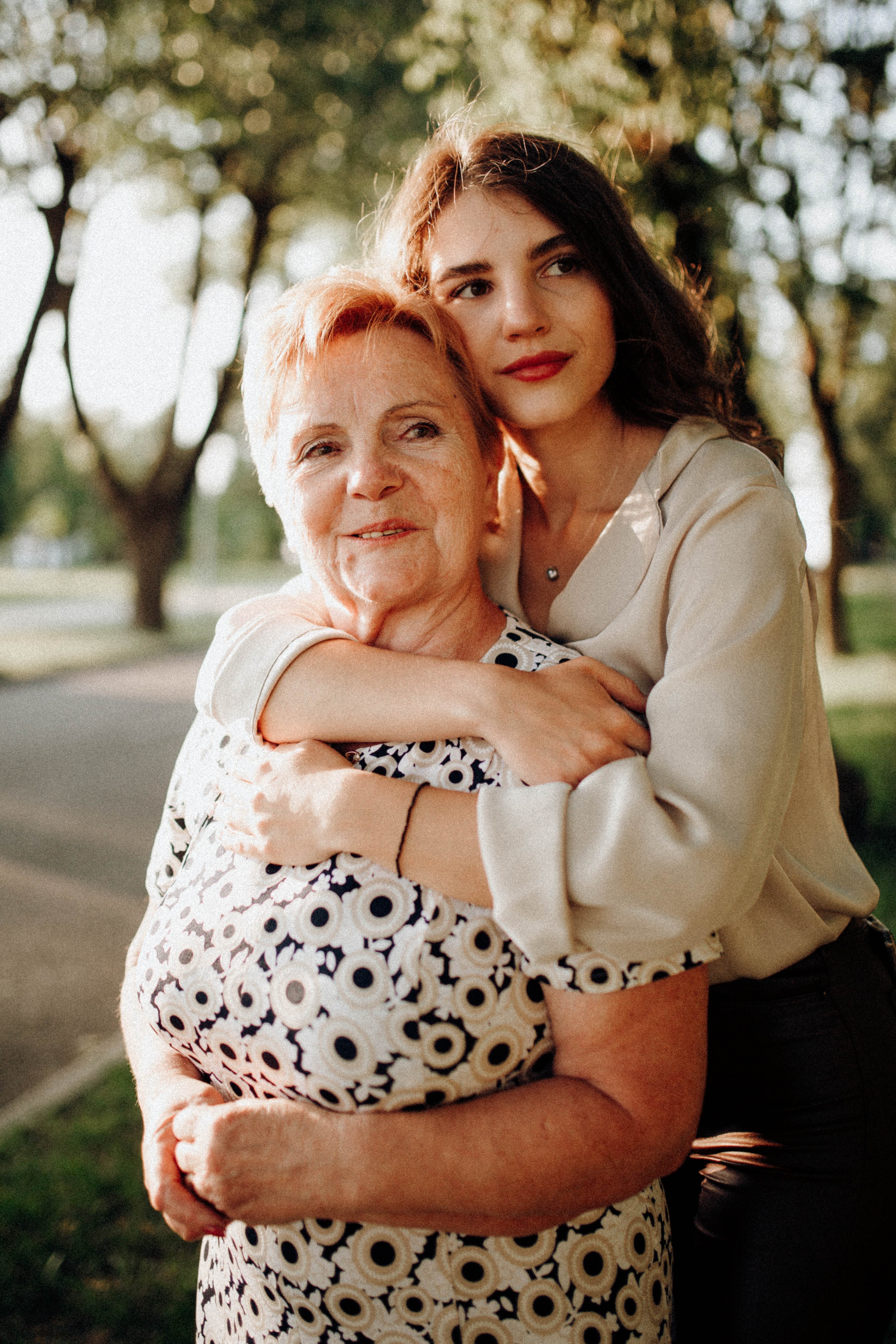 Eine jüngere Frau, die eine ältere Frau von hinten umarmt | Quelle: Pexels