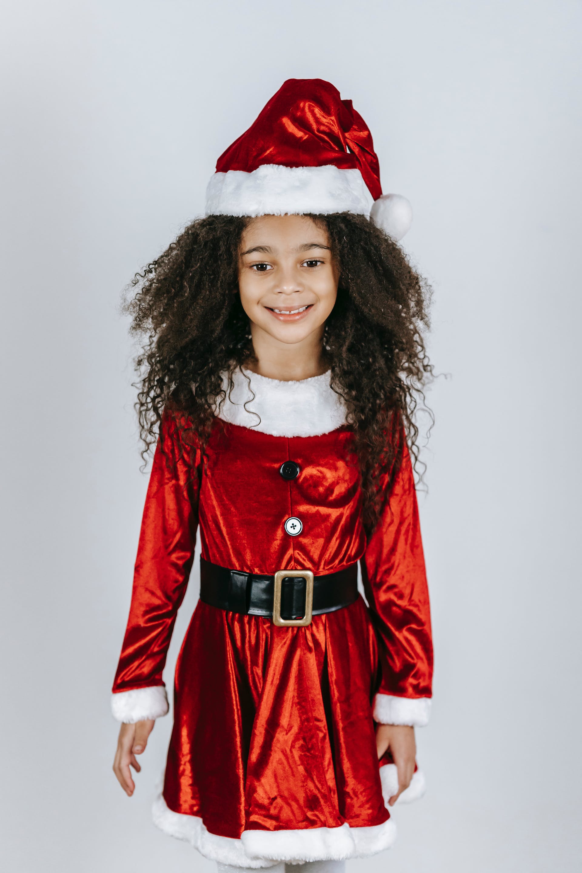Ein kleines Mädchen im Weihnachtsmann-Outfit | Quelle: Pexels