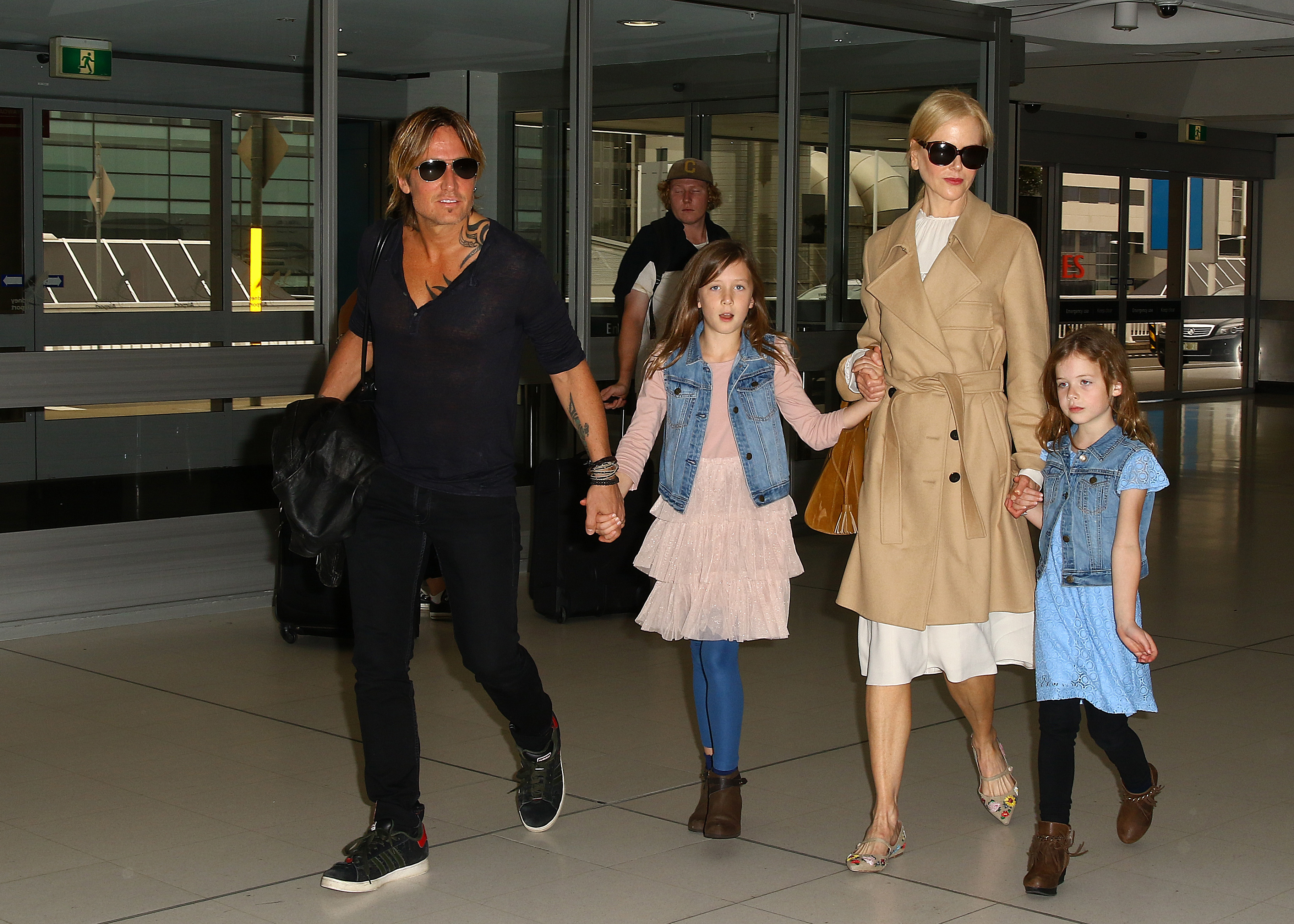 Nicole Kidman und Keith Urban am Flughafen von Sydney mit ihren Töchtern Faith Margaret und Sunday Rose am 28. März 2017 | Quelle: Getty Images