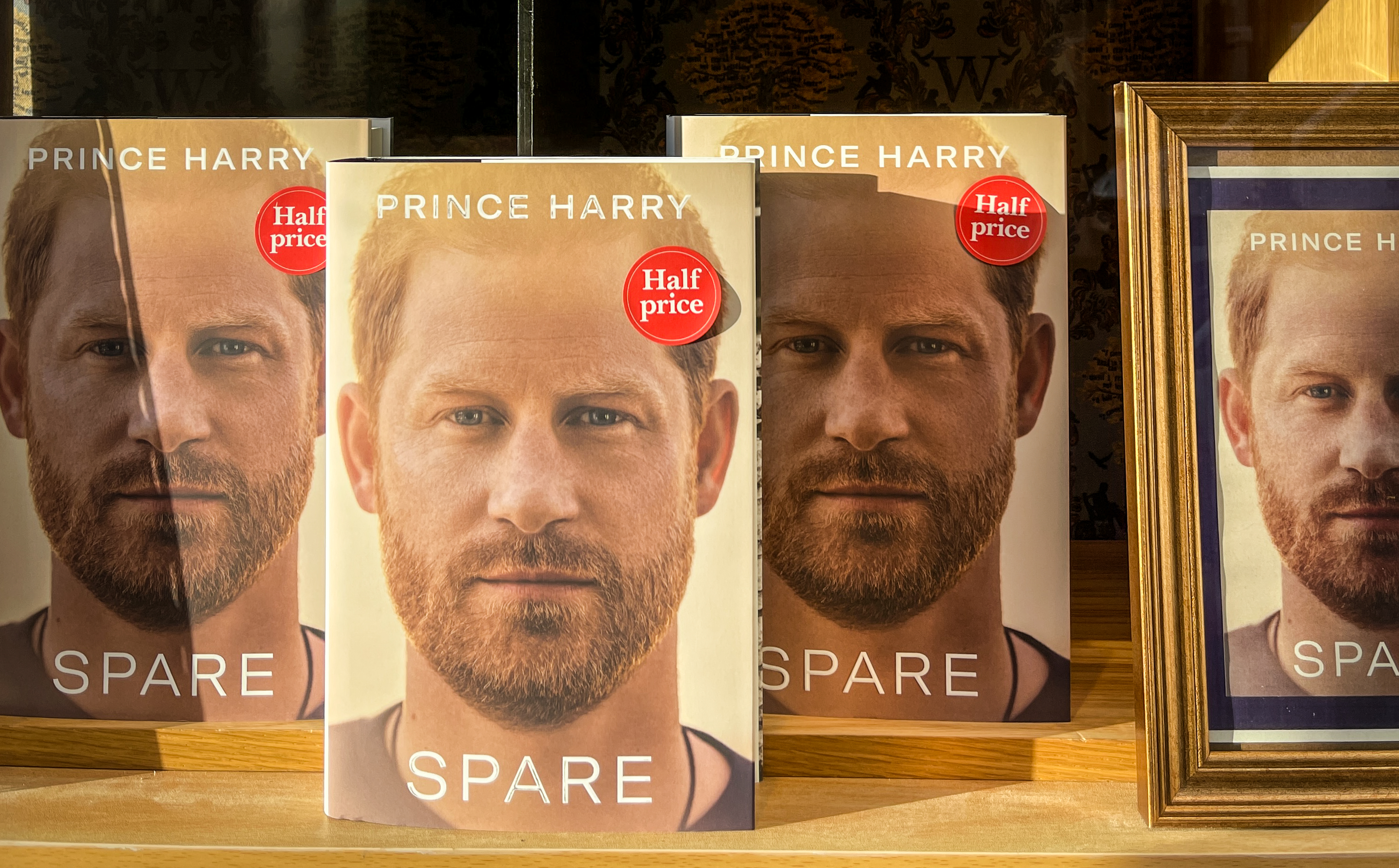 Prinz Harrys Buch "Spare", ausgestellt in einem Buchladen in Bath, Großbritannien, am 11. Januar 2023 | Quelle: Getty Images