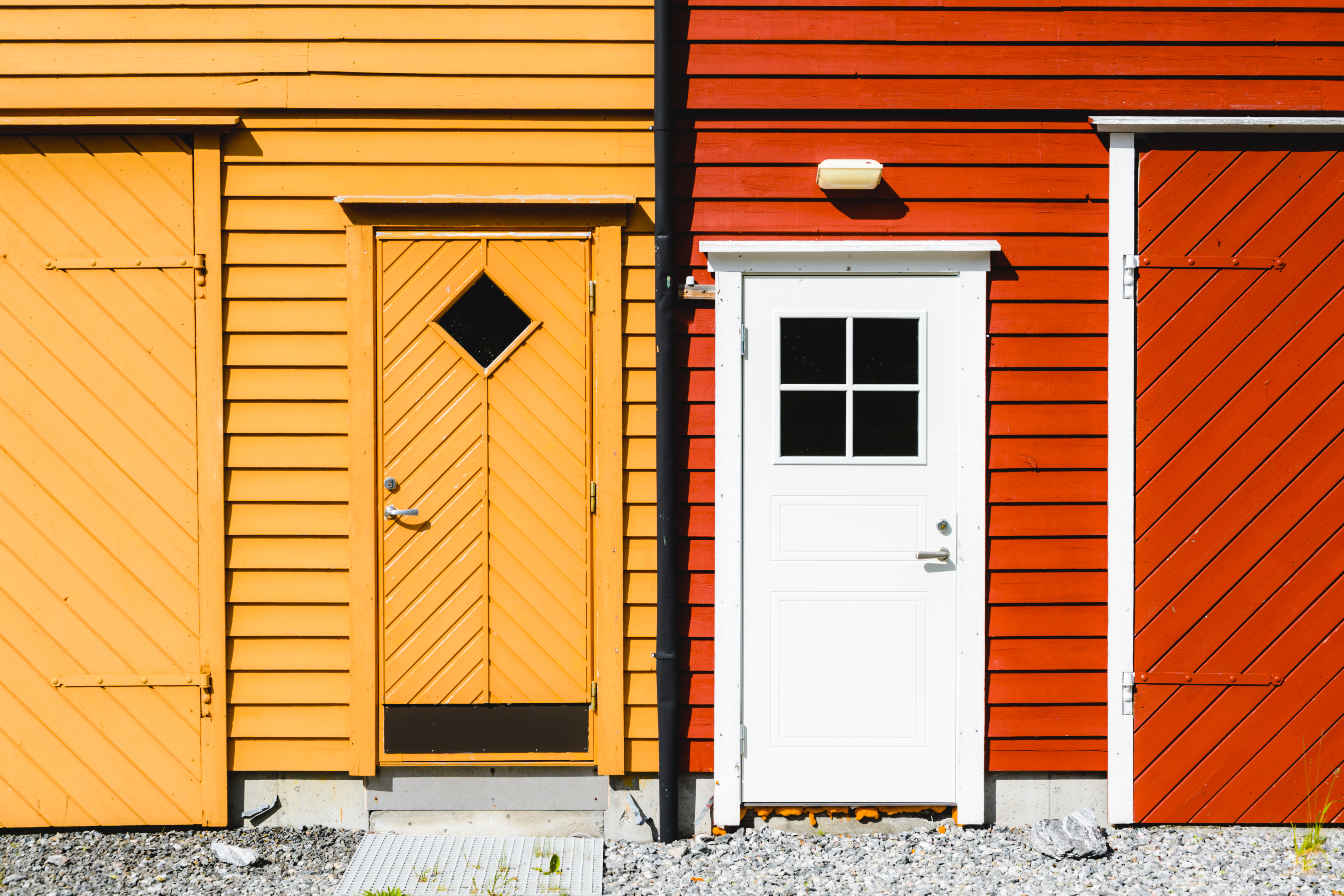 Türen von zwei benachbarten Häusern | Quelle: Getty Images