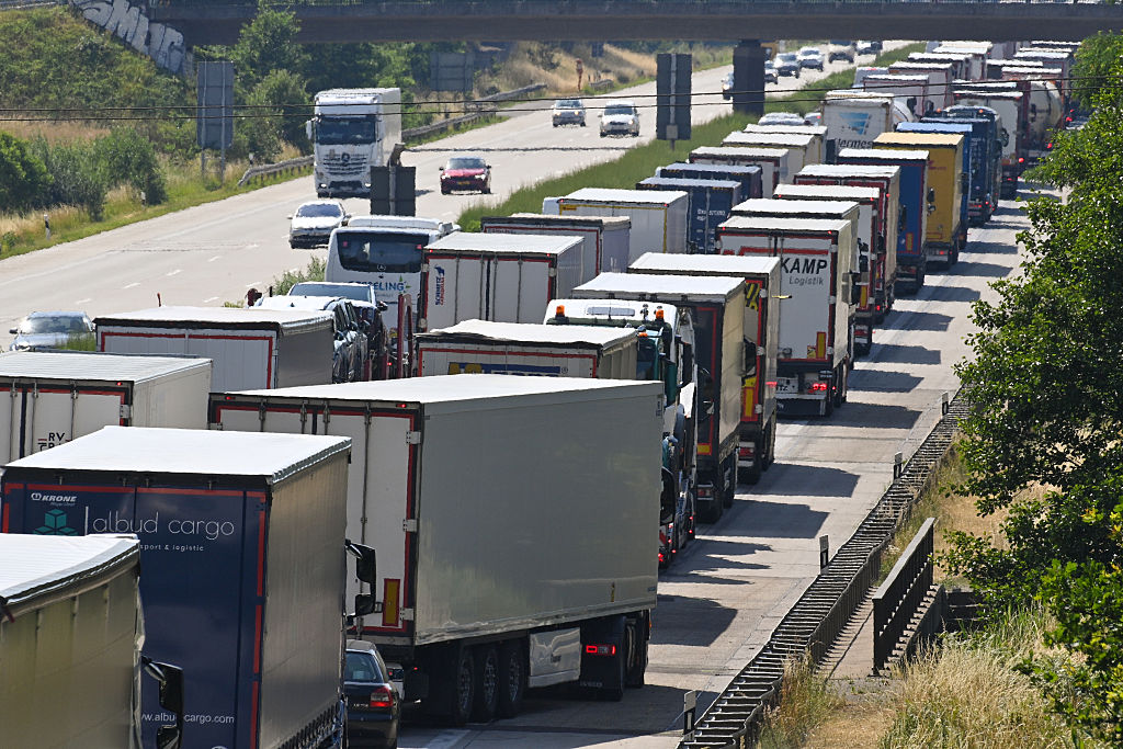 25. Juni 2026, Sachsen-Anhalt, Möckern: Auf der A2 in Richtung Hannover stauen sich Lkw und Pkw, während der Verkehr in Richtung Berlin reibungslos fließt. Die hohen Temperaturen hatten die Fahrbahn beschädigt. Auf der wichtigen Ost-West-Autobahn A2 in der Nähe von Burg wurde eine Sperrung notwendig. Eine großflächige Umleitung wurde eingerichtet. | Quelle: Getty Images