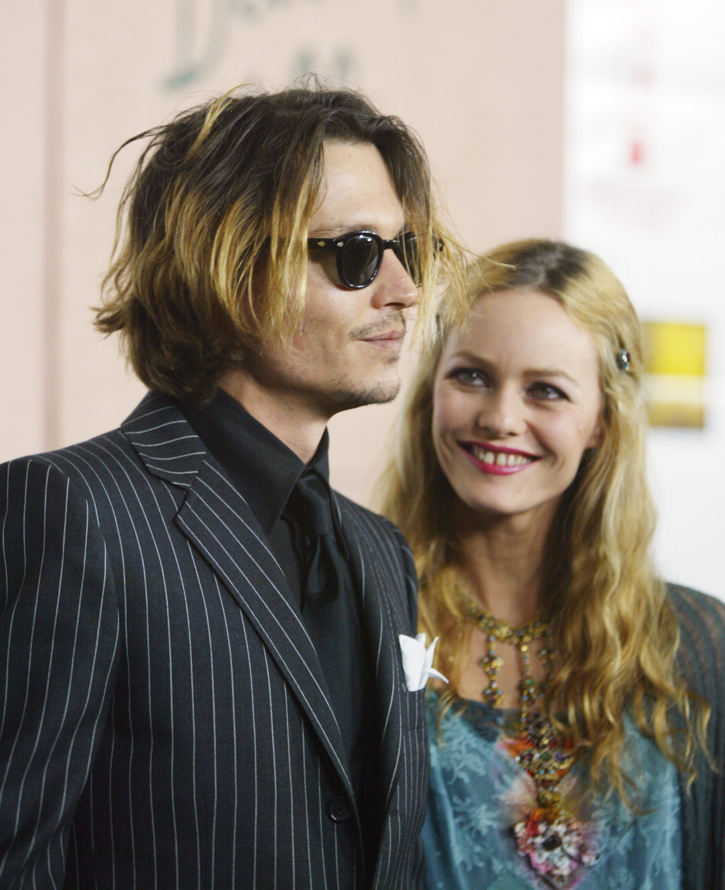Johnny Depp und Vanessa Paradis nehmen am 10. Januar 2004 im Beverly Hills Hotel in Beverly Hills, Kalifornien, an den 9. Annual Critics' Choice Awards teil. | Quelle: Getty Images