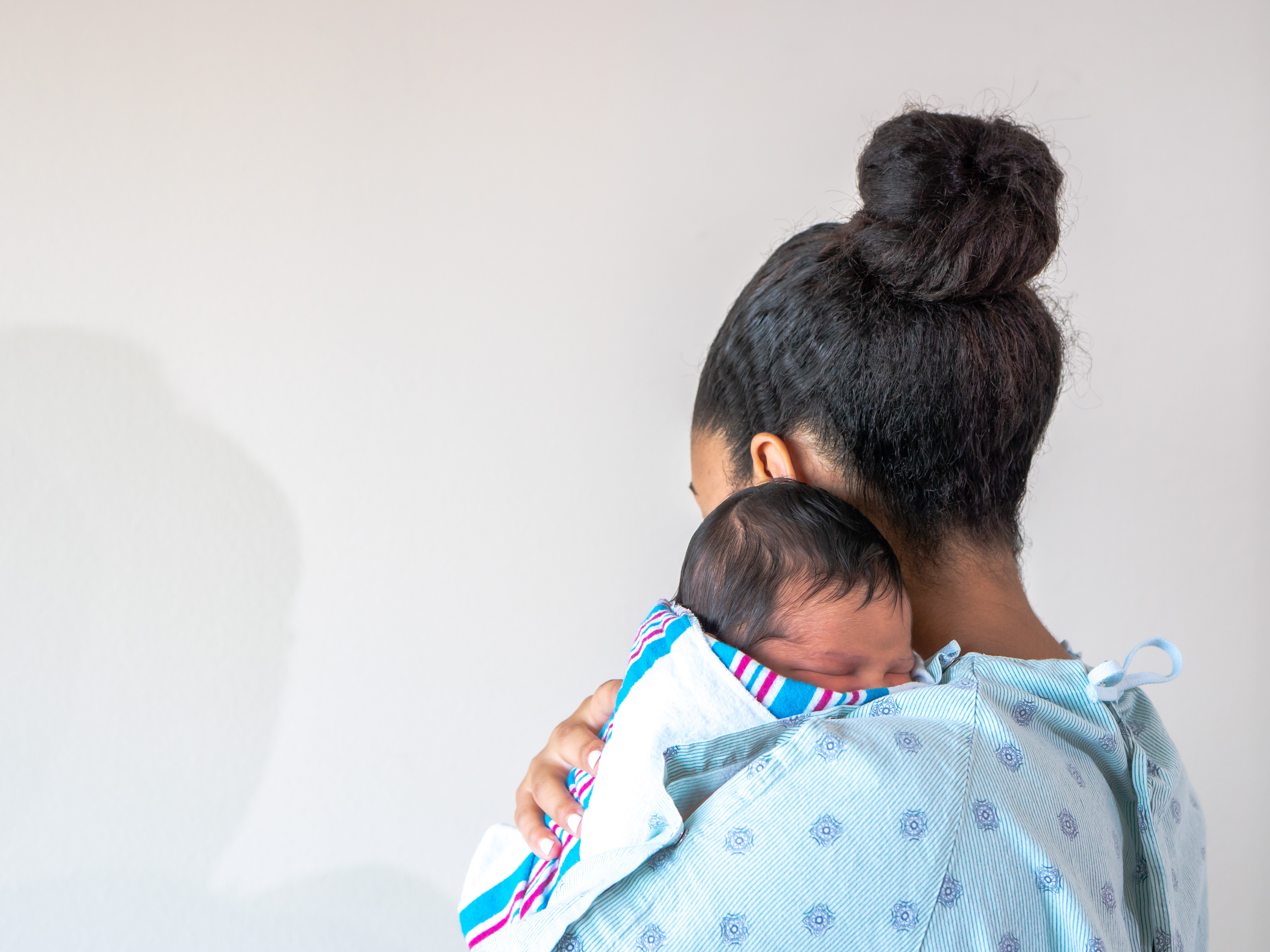 Eine frischgebackene Mutter im Krankenhaus mit ihrem neugeborenen Baby | Quelle: Shutterstock