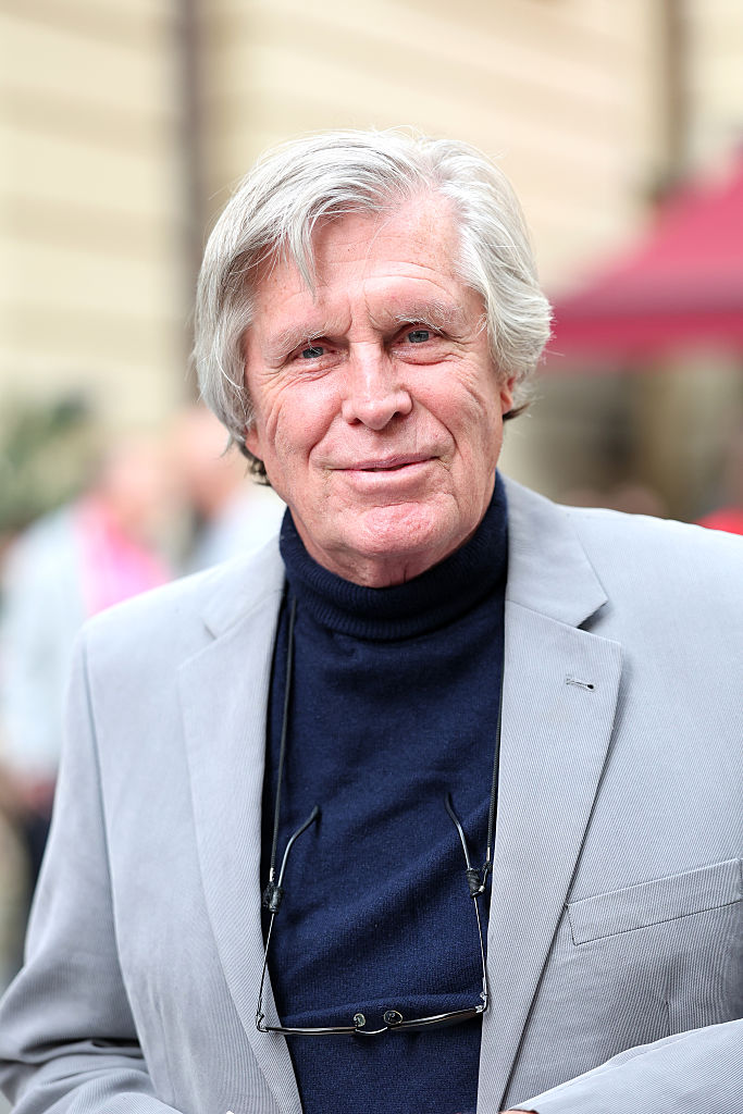 Sigmar Solbach bei der Theaterpremiere von „Mord im Orient-Express“ am 23. April 2025 im Deutschen Theater in München | Quelle: Getty Images