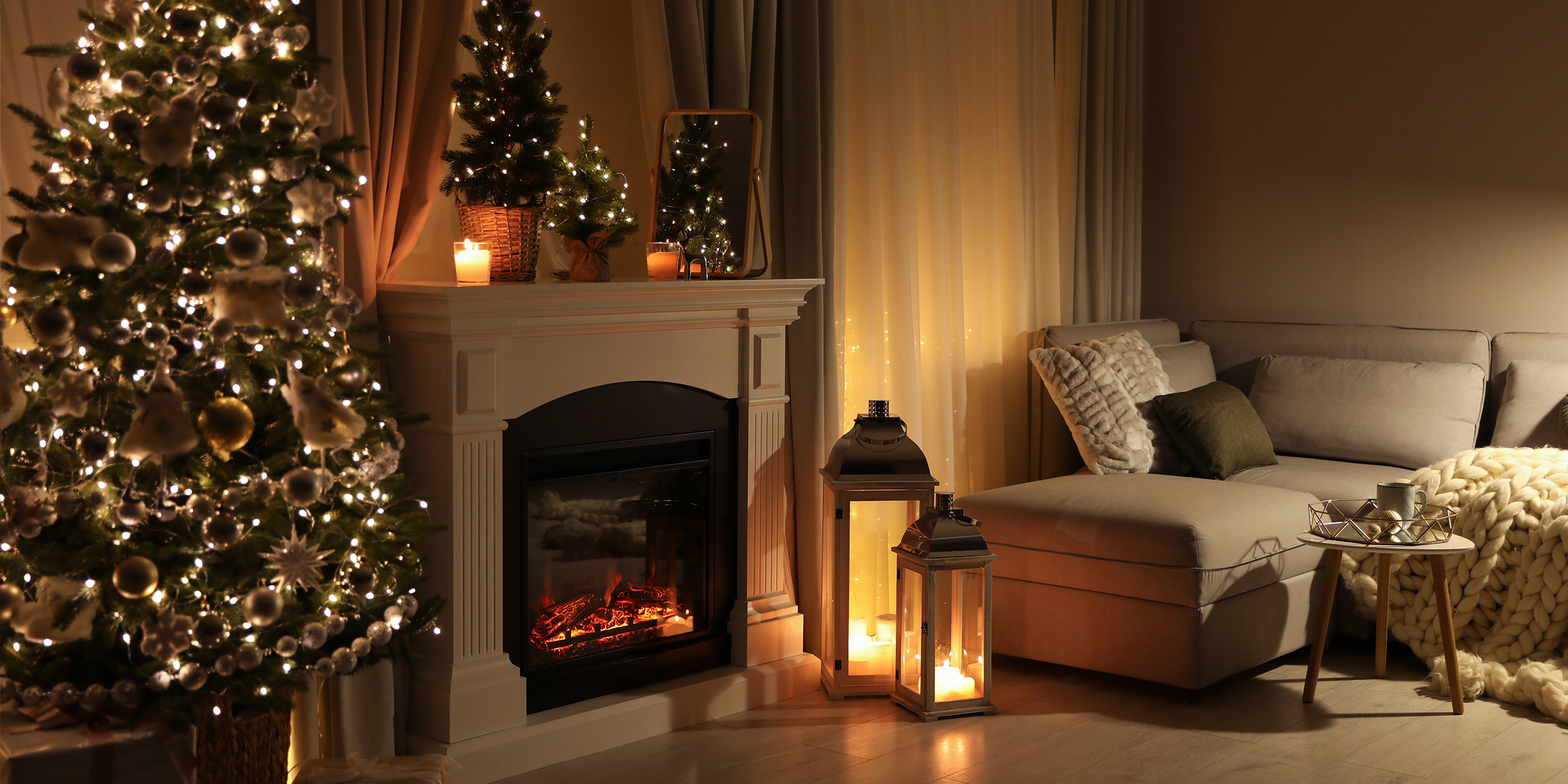 Kamin im Wohnzimmer mit Weihnachtsdekoration | Quelle: Shutterstock