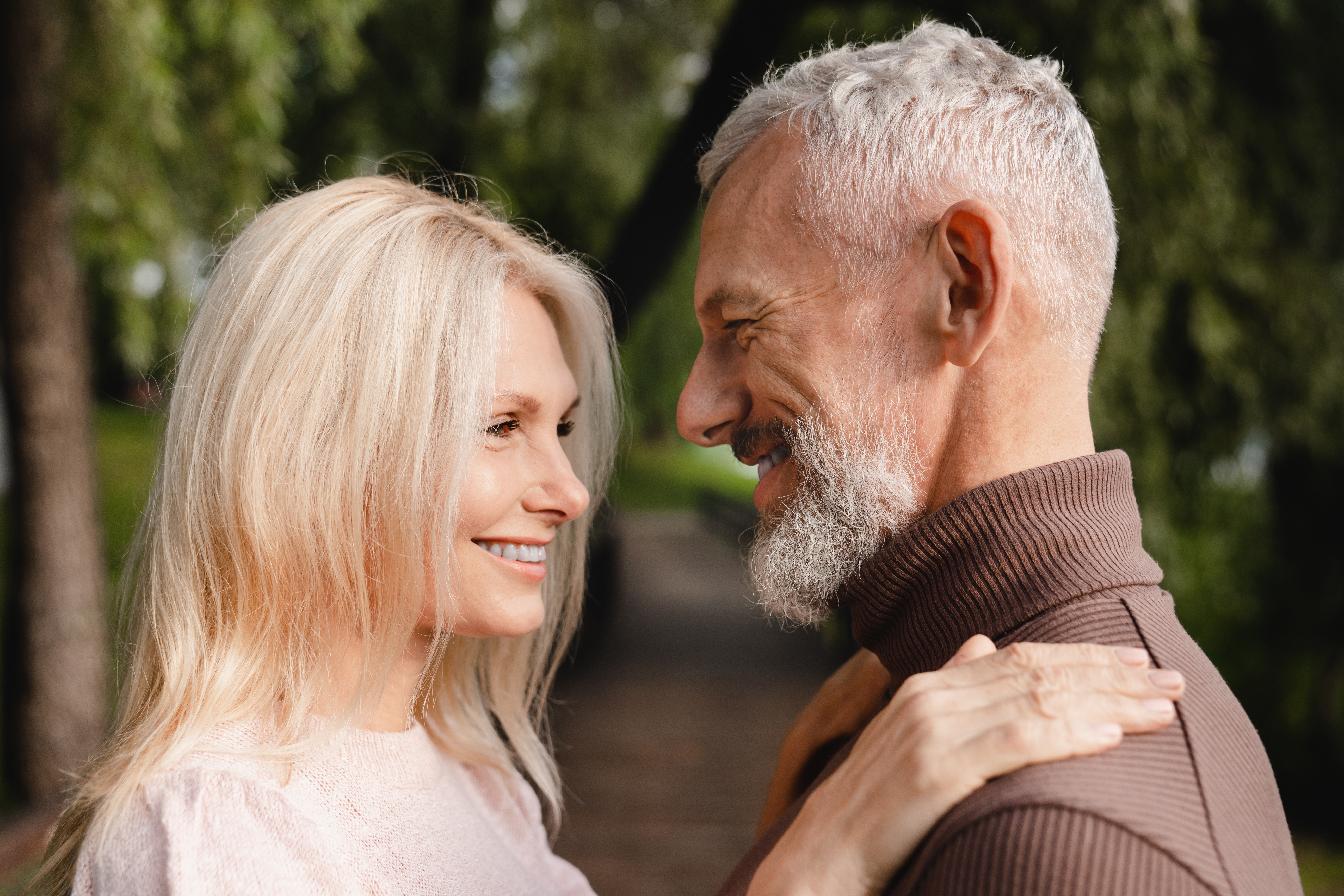Ein Paar mittleren Alters, das sich verliebt ansieht | Quelle: Shutterstock