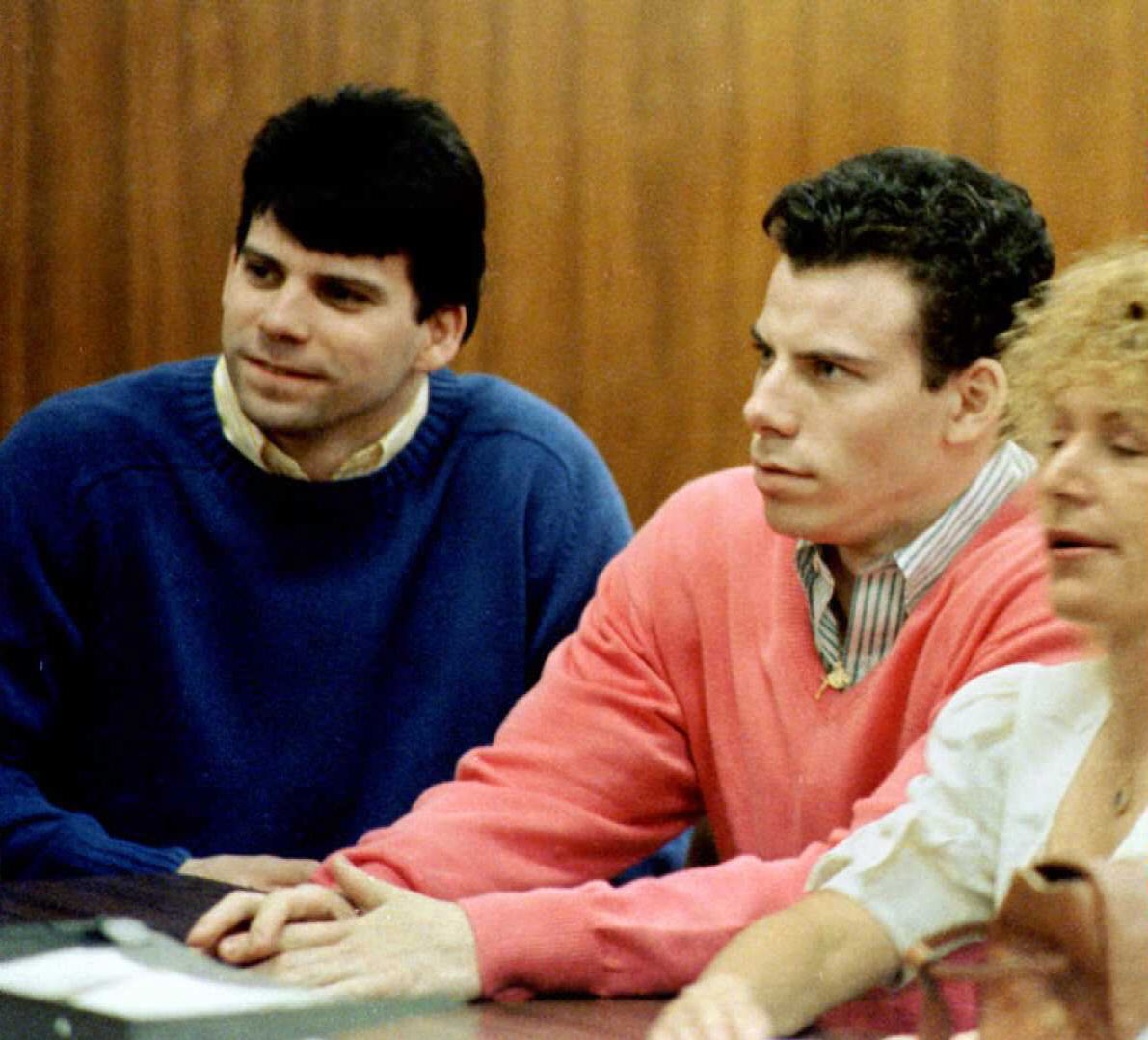 Lyle und Erik Menendez während eines Gerichtstermins am 20. März 1996 in Los Angeles, Kalifornien. | Quelle: Getty Images