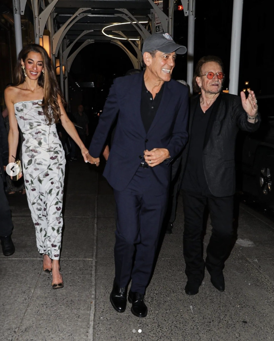 Amal und George Clooney mit Bono in Midtown Manhattan gepostet am 1. Juni 2025. | Quelle: Instagram/voguemagazine
