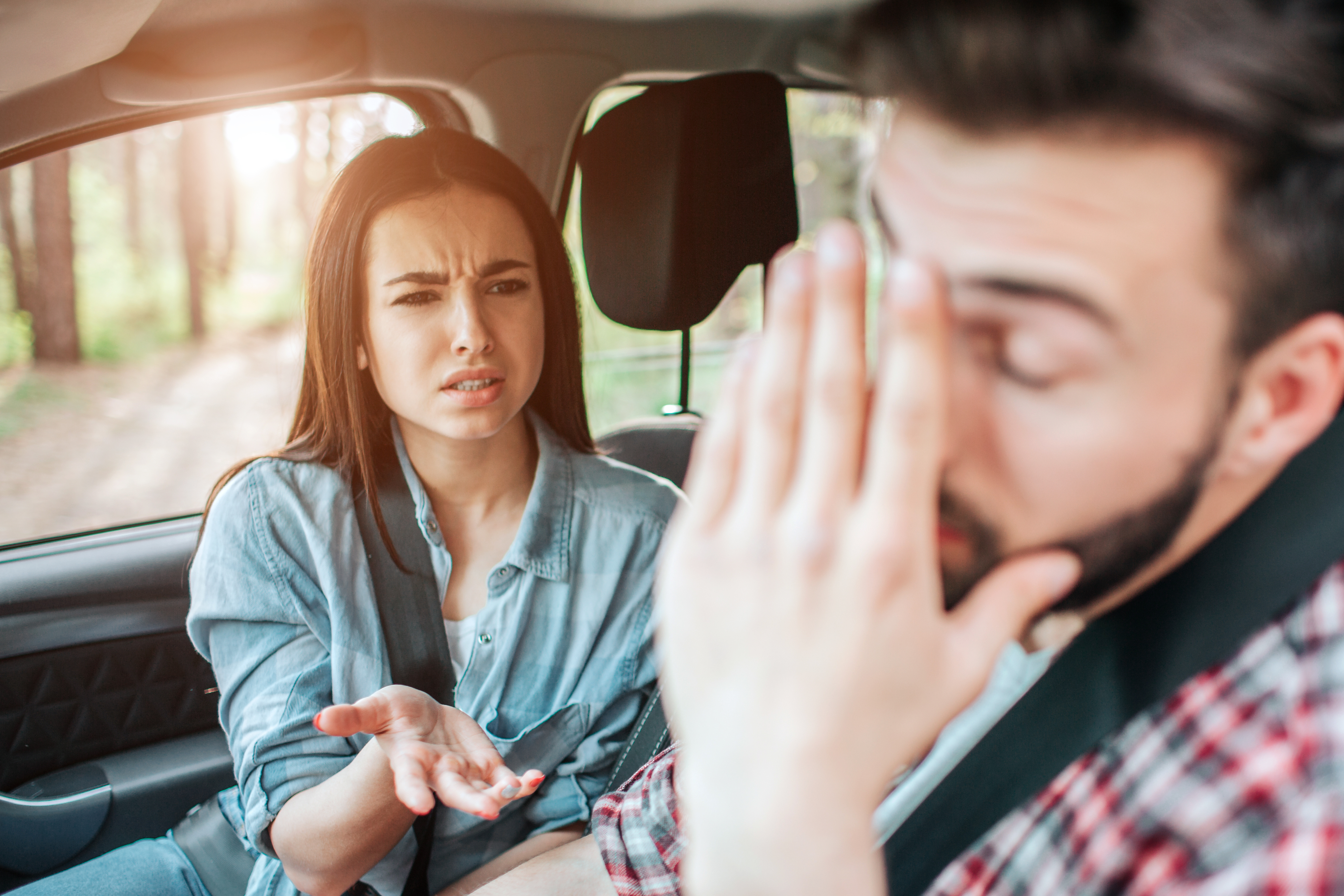 Ein streitendes Paar im Auto | Quelle: Shutterstock