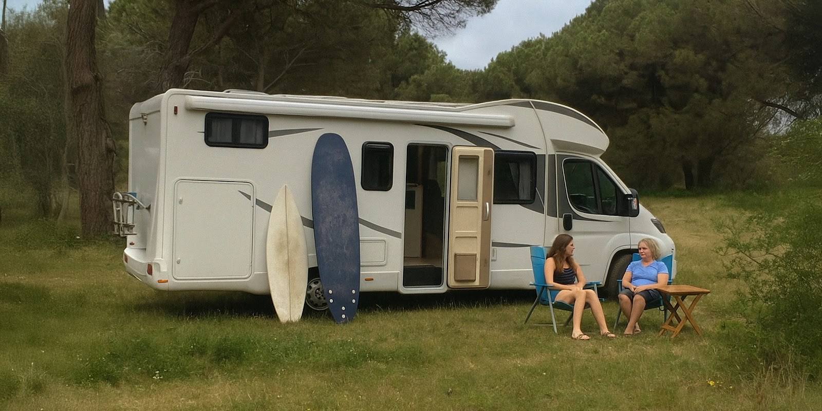 Zwei Frauen in der Nähe eines Campingwagens. | Quelle: Sora