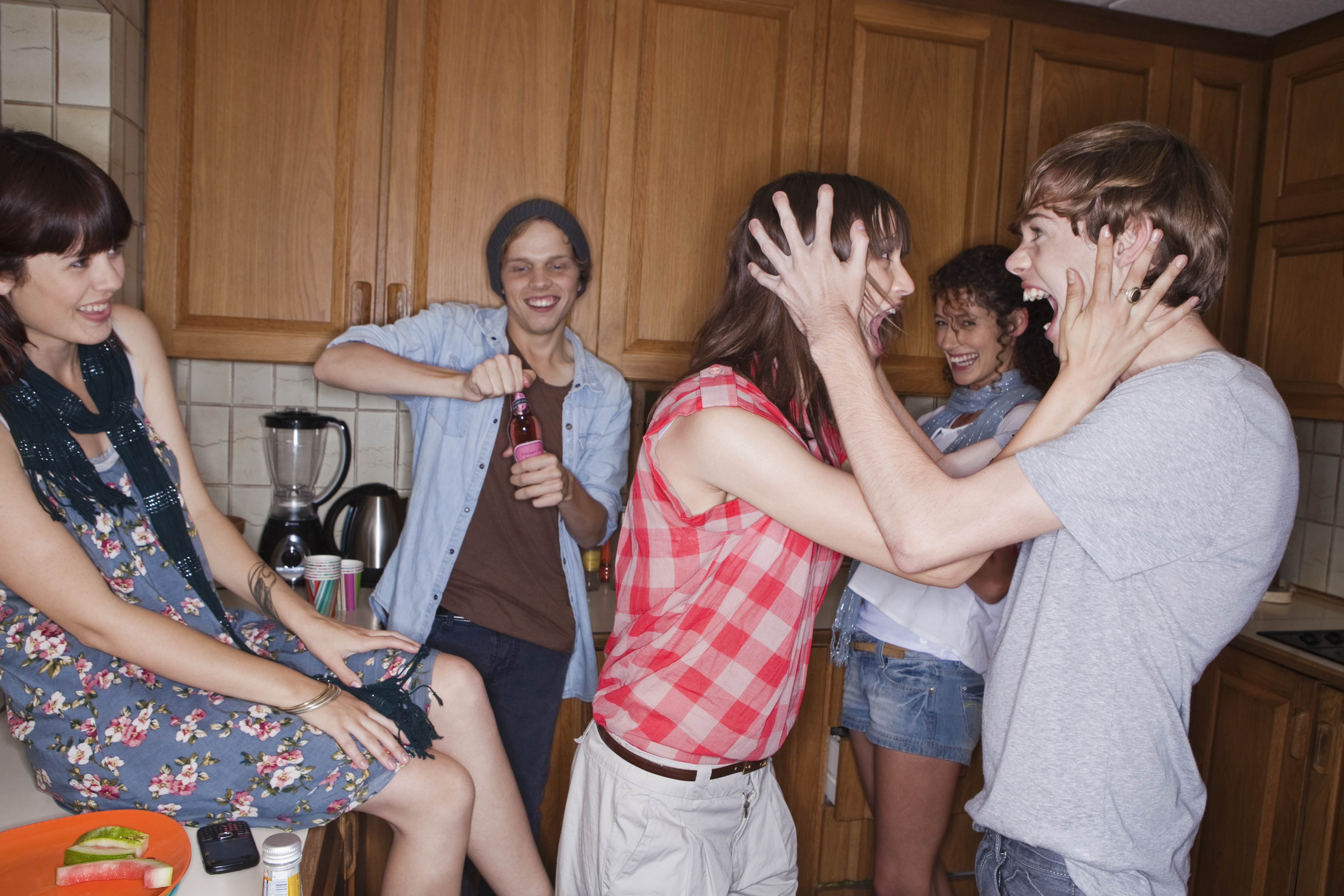 Teenager schreien in der Küche | Quelle: Getty Images