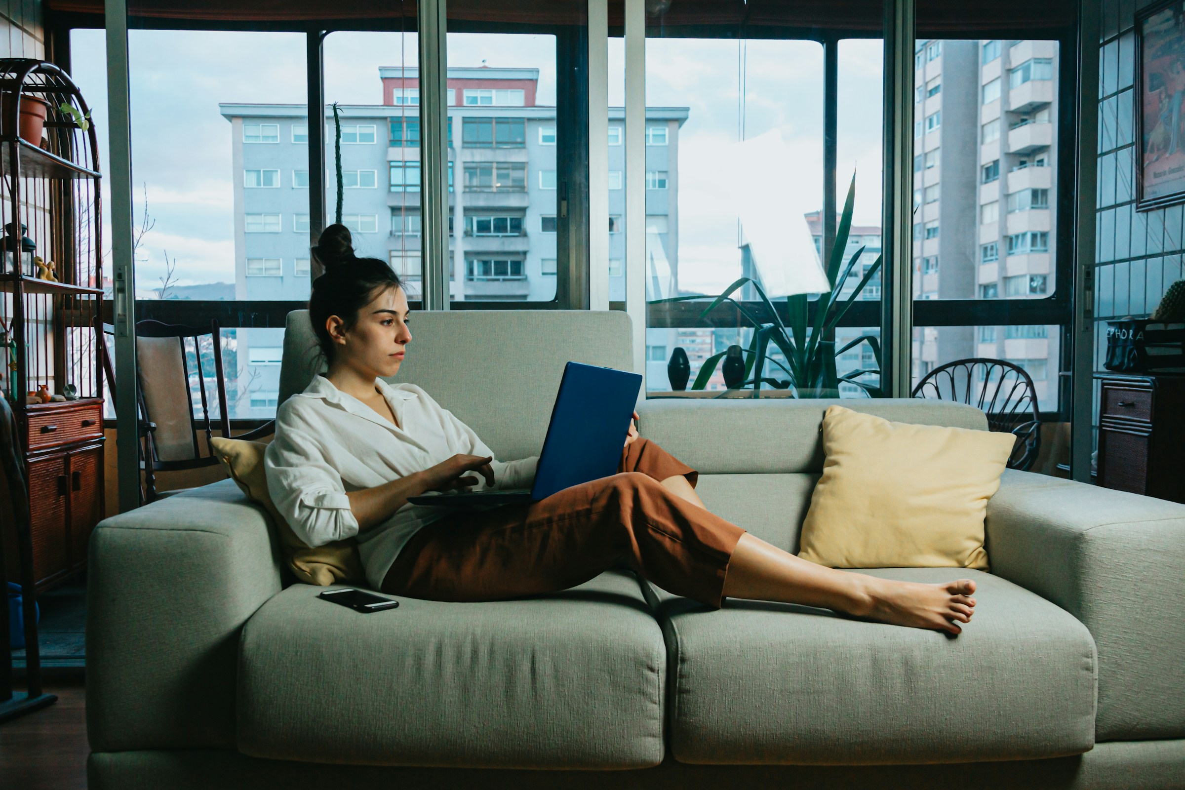 Eine Frau, die auf einem Sofa liegt | Quelle: Unsplash