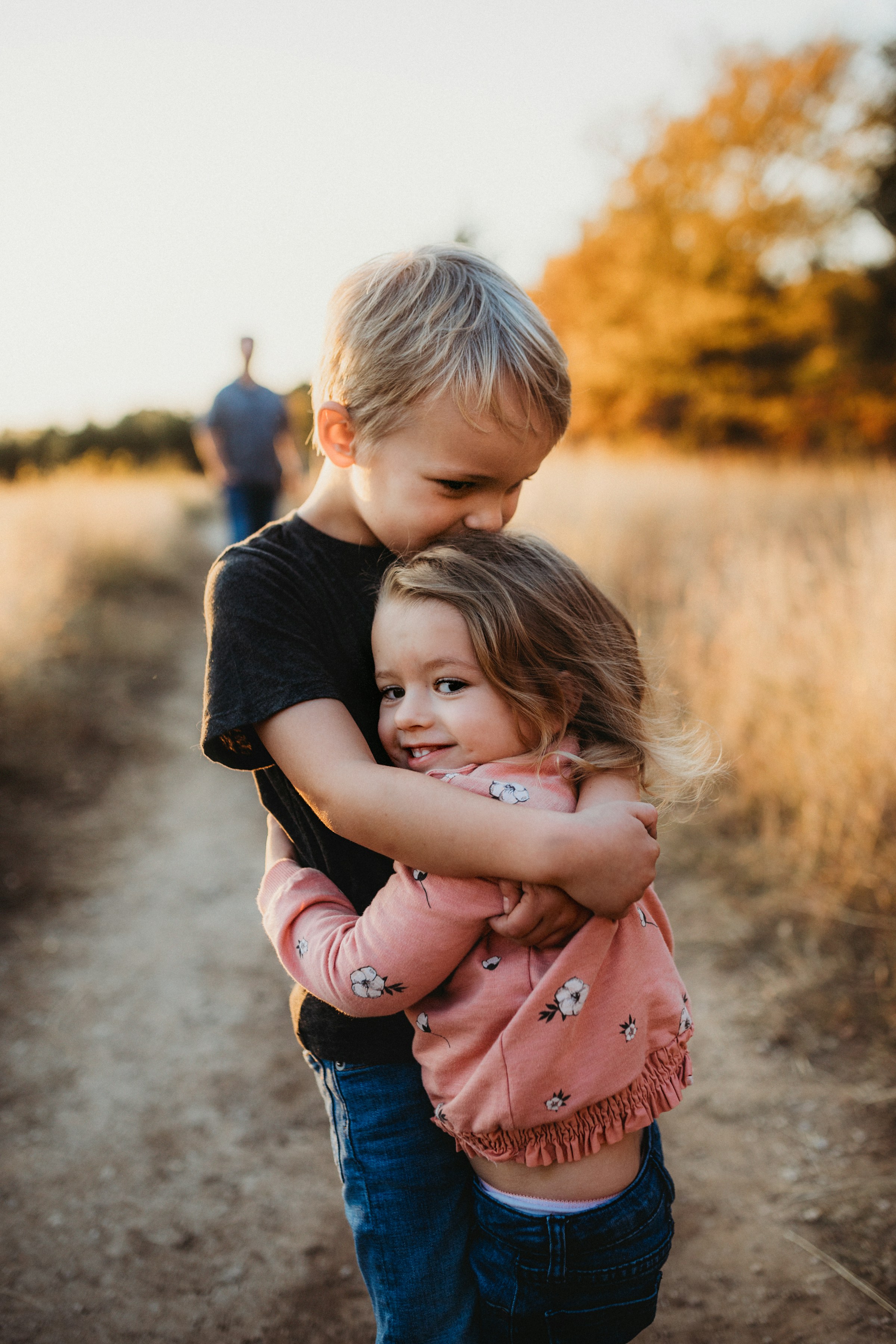 Ein großer Bruder, der seine kleine Schwester umarmt | Quelle: Unsplash