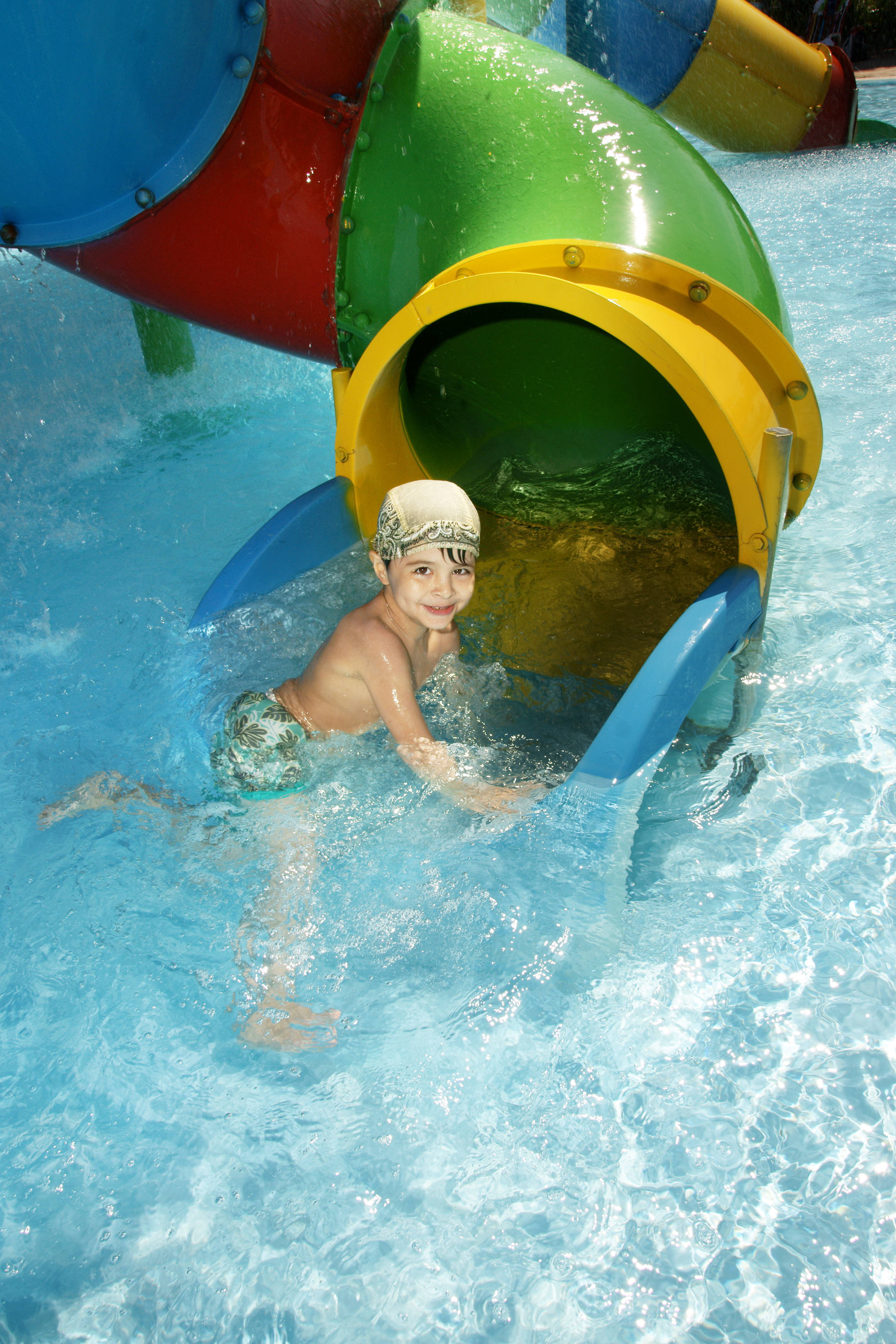 Ein kleiner Junge beim Schwimmen | Quelle: Shutterstock