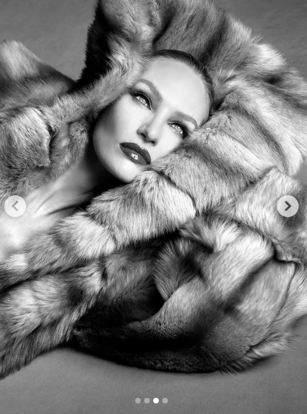 Candice Swanepoel sieht in einem schwarz-weißen Editorial-Porträt für die Ausgabe V161 des V Magazine, fotografiert von Luigi und Iango, einfach umwerfend aus. | Quelle: Instagram/candiceswanepoel