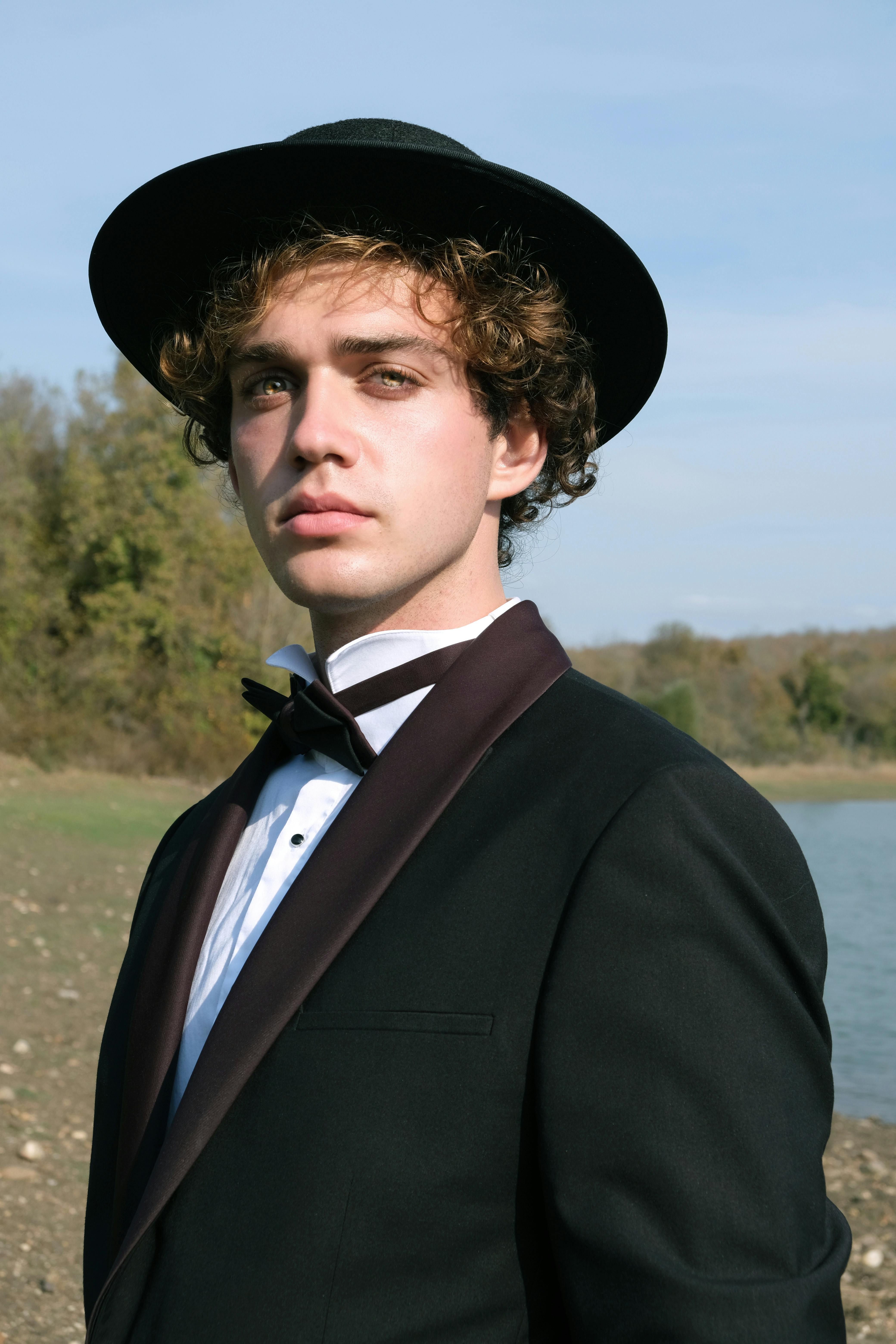 Ein seriöser Teenager, der im Anzug adrett aussieht | Quelle: Pexels