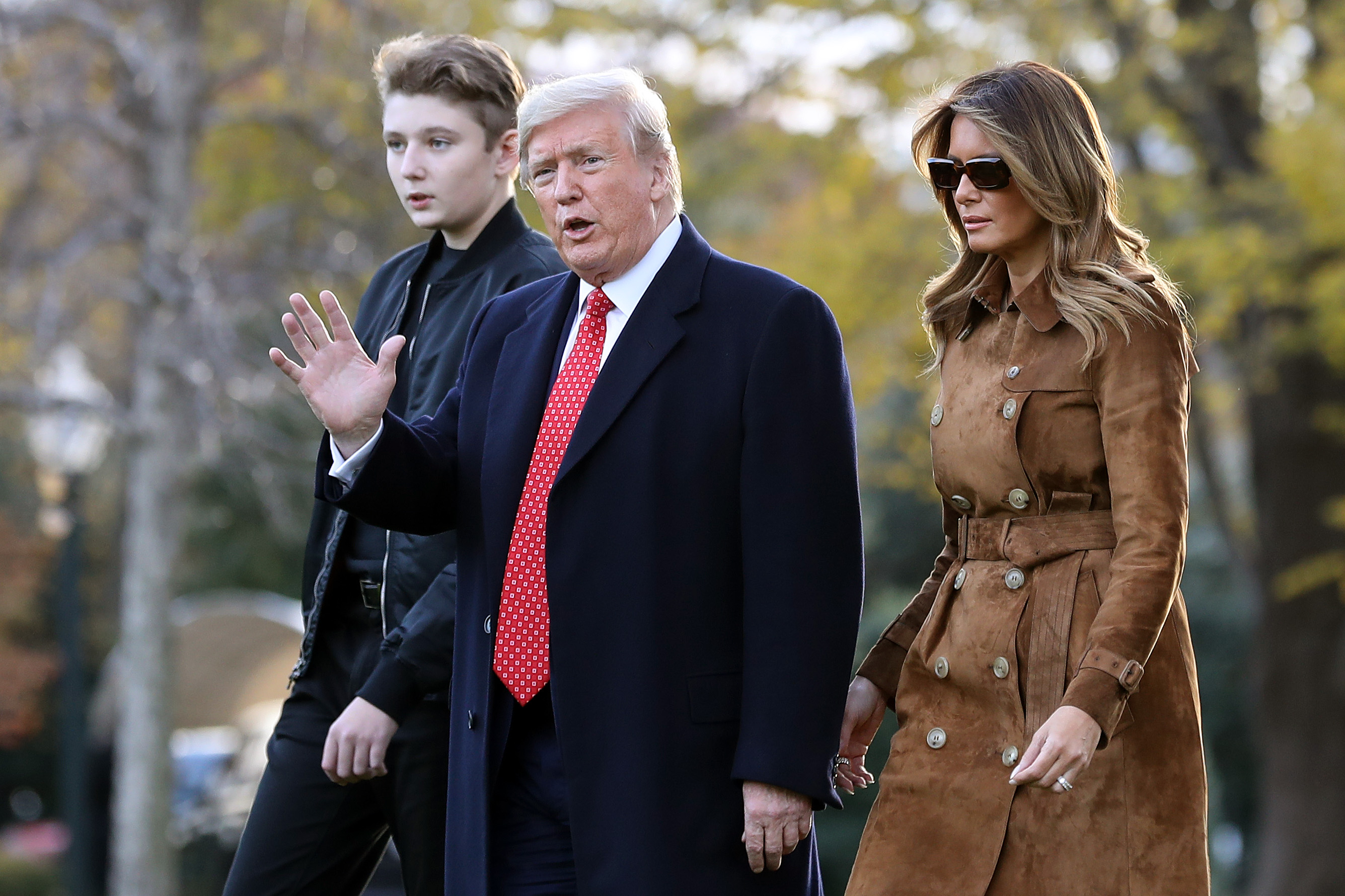 Barron, Donald und Melania Trump gehen über den South Lawn, bevor sie am 26. November 2019 in Washington, D.C. an Bord von Marine One das Weiße Haus verlassen | Quelle: Getty Images