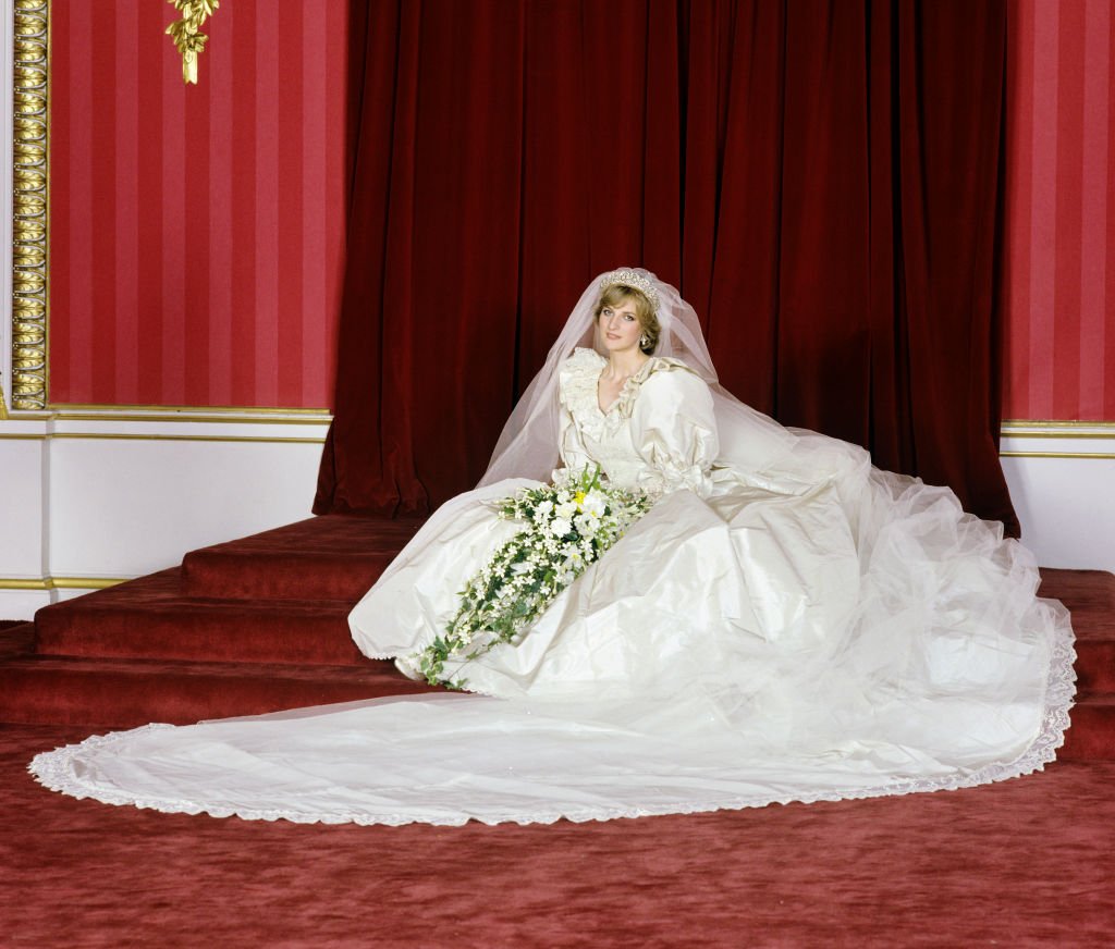 Diana, Prinzessin von Wales im Thronsaal des Buckingham Palace nach ihrer Hochzeit am 29. Juli 1981. | Quelle: Getty Images