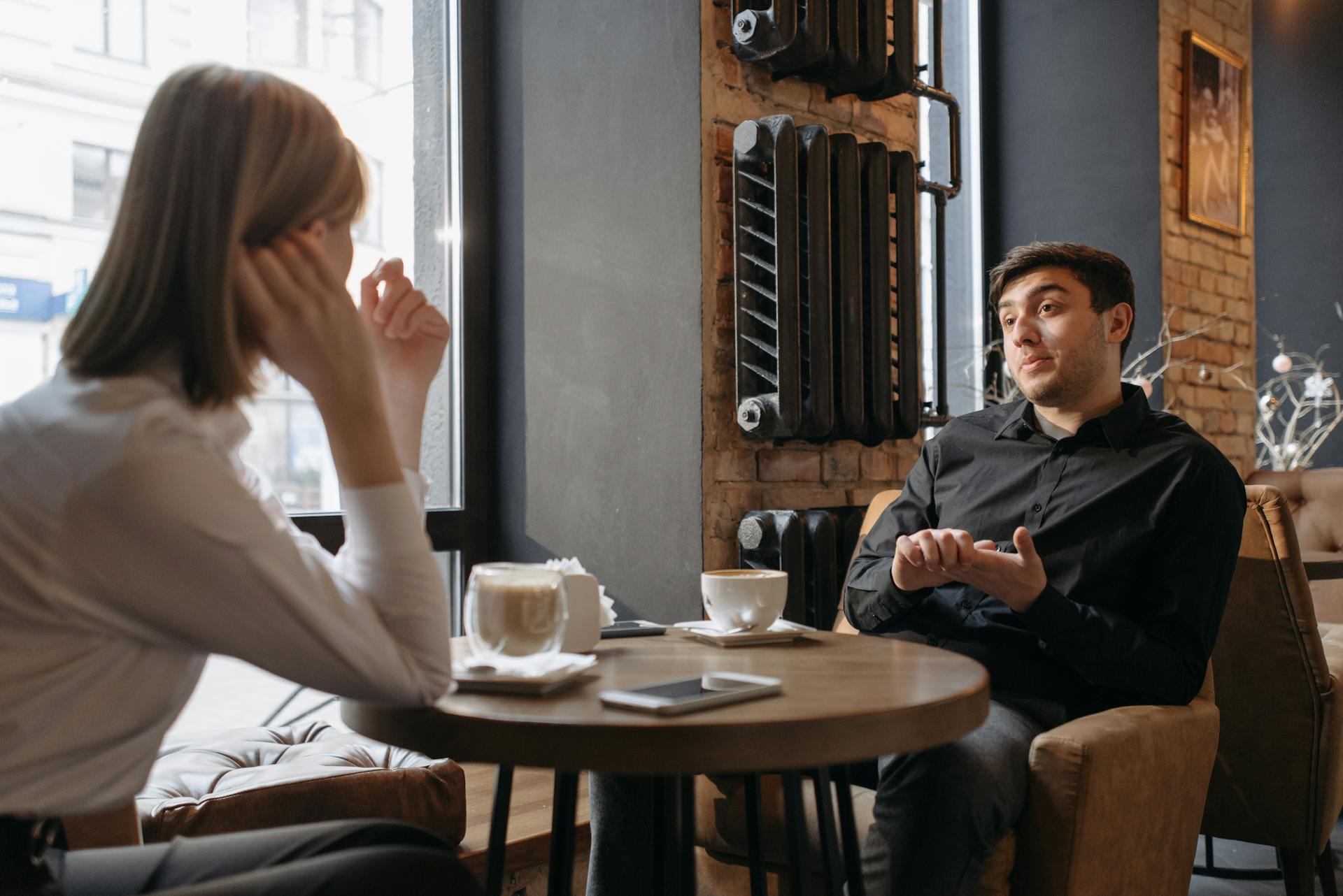 Paar in einem Café sitzend | Quelle: Pexels