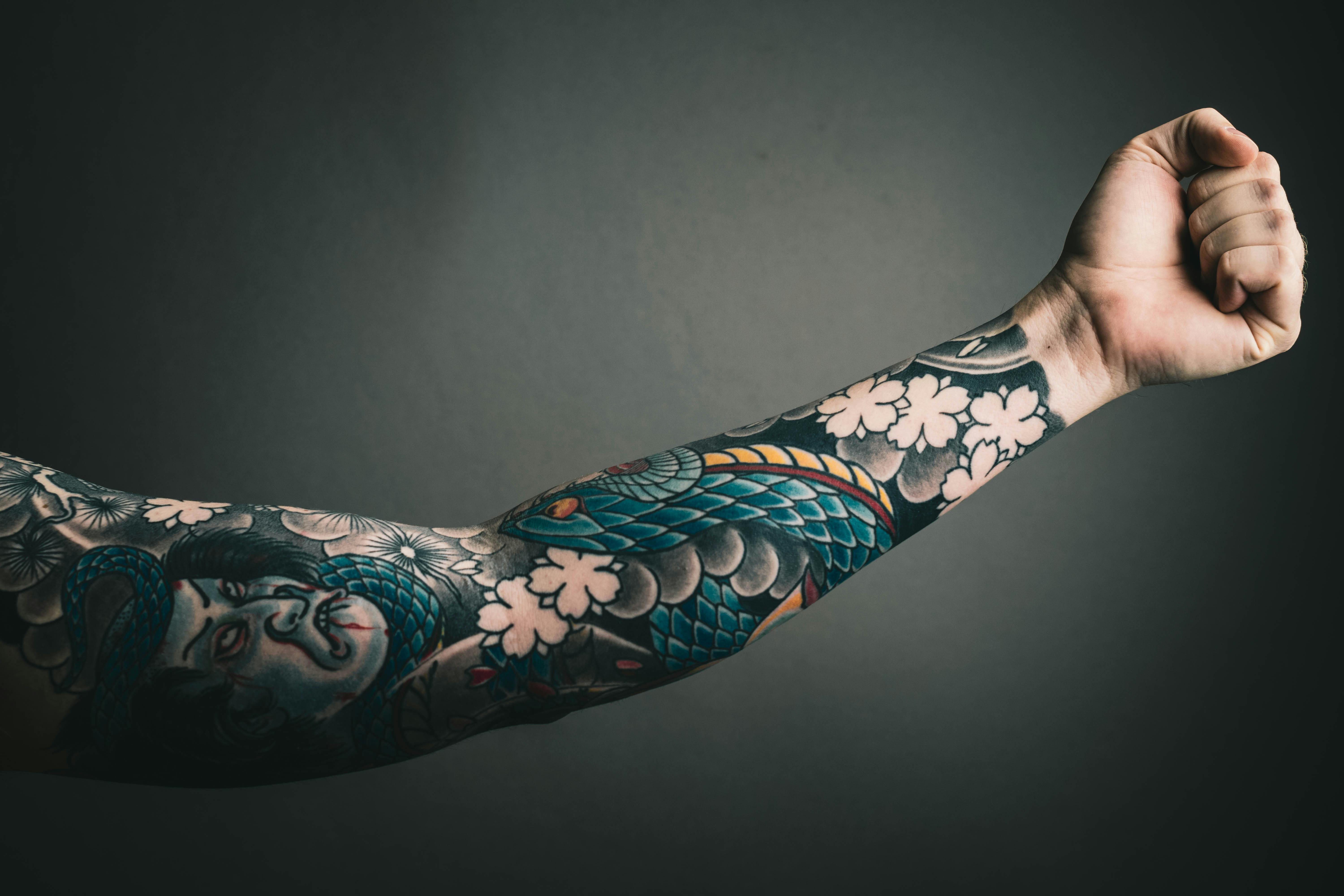 Ein Ärmeltattoo | Quelle: Pexels