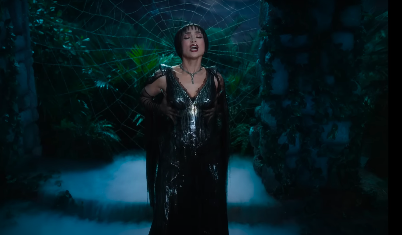Jennifer Lopez singt als Ingrid Luna in "Kiss of the Spider Woman." | Quelle: YouTube/Jennifer Lopez
