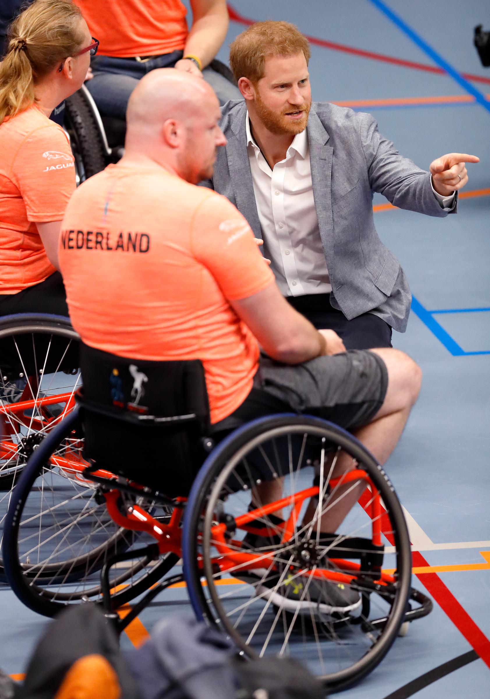 Prinz Harry trifft sich mit niederländischen Wettkämpfern bei seinem Besuch im Sportcampus Zuiderpark anlässlich des offiziellen Starts der Invictus Games The Hague 2020 in Den Haag, Niederlande, am 9. Mai 2019 | Quelle: Getty Images