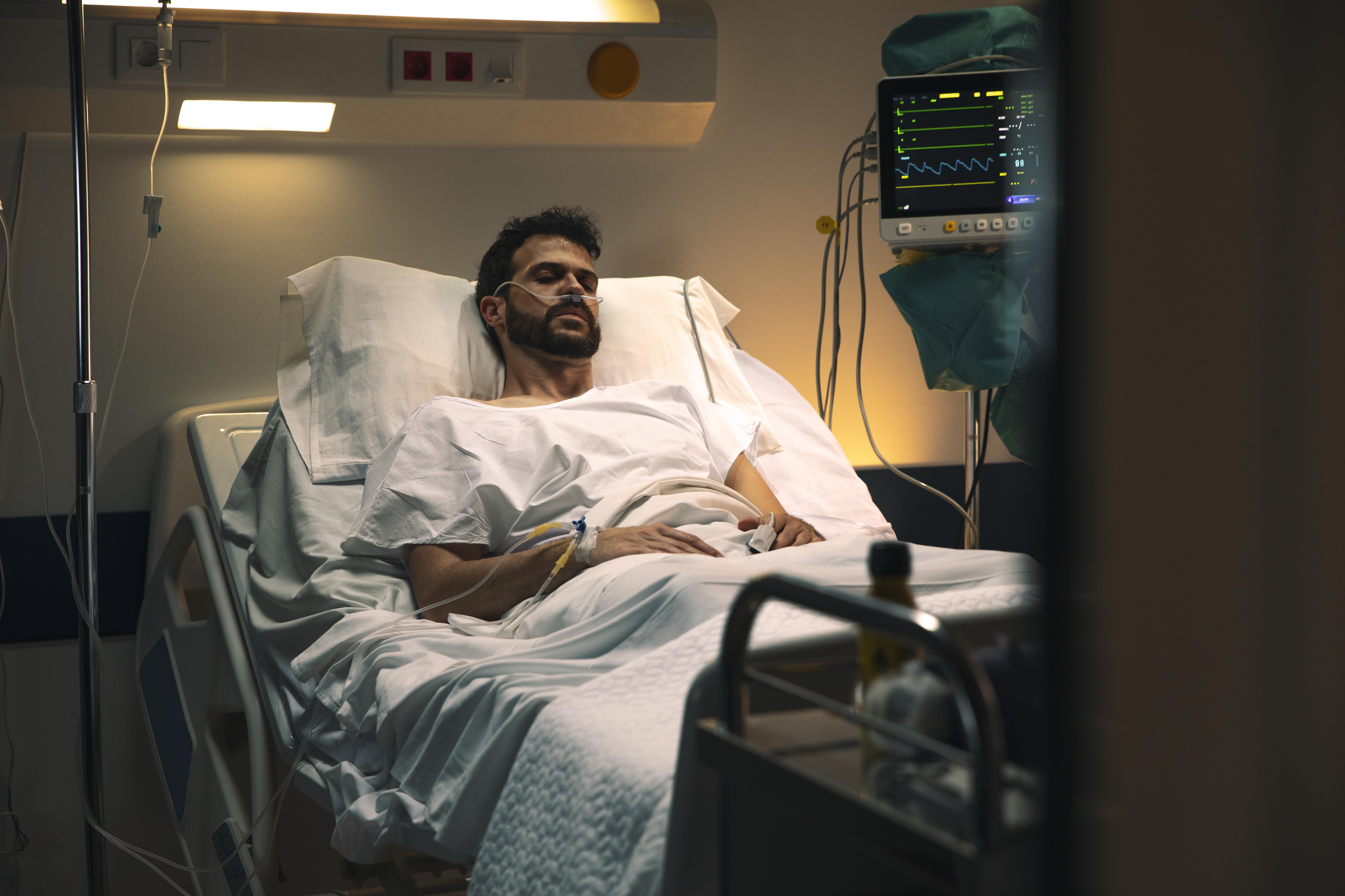 Ein junger Mann in einem Krankenhausbett | Quelle: Freepik.com