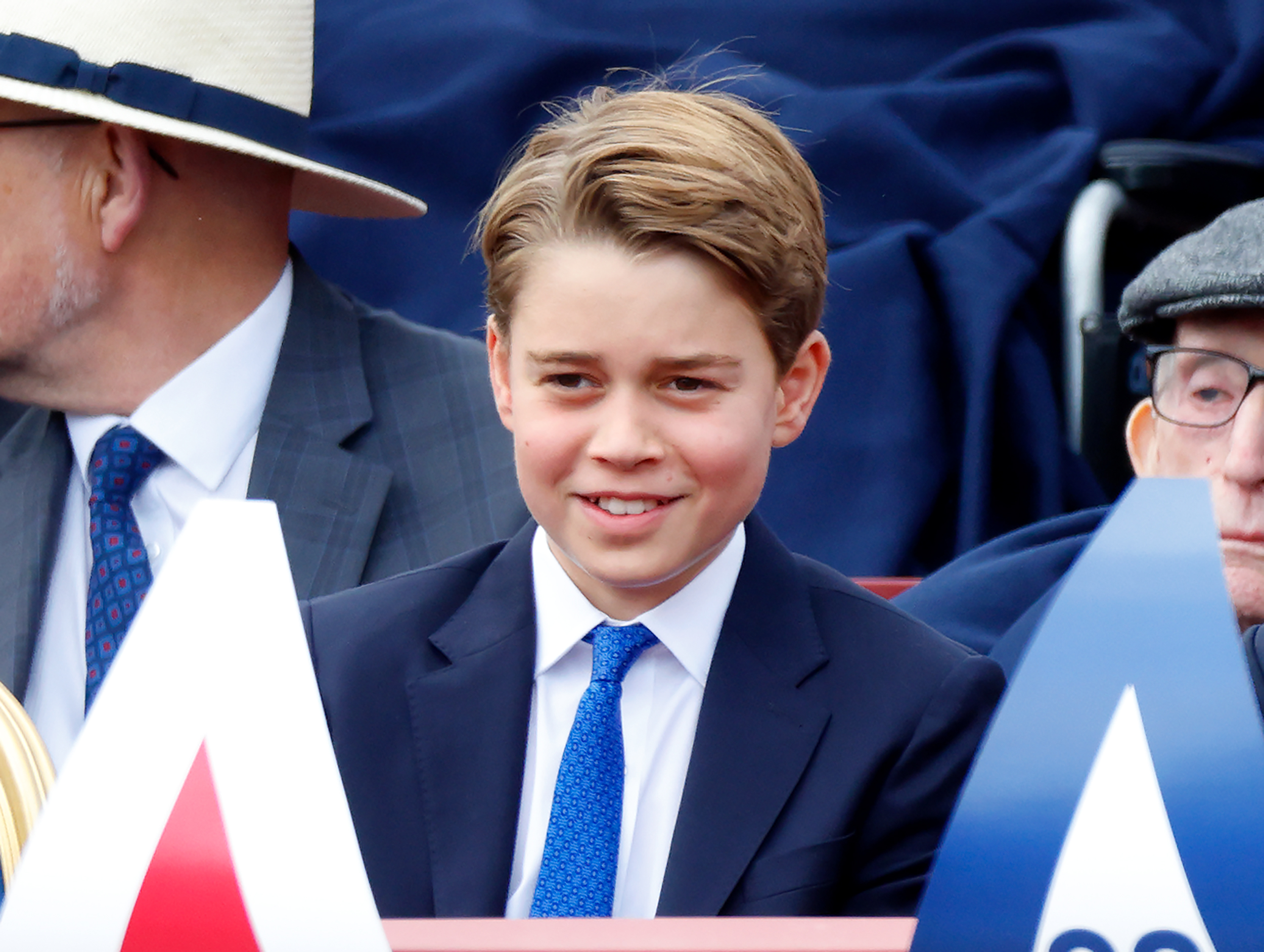 Prinz George lächelt während einer Militärparade in London anlässlich des 80. Jahrestags des VE-Day am 5. Mai 2025. Neben seinen königlichen Auftritten bereitete sich George auf einen neuen Abschnitt seiner Ausbildung vor. | Quelle: Getty Images