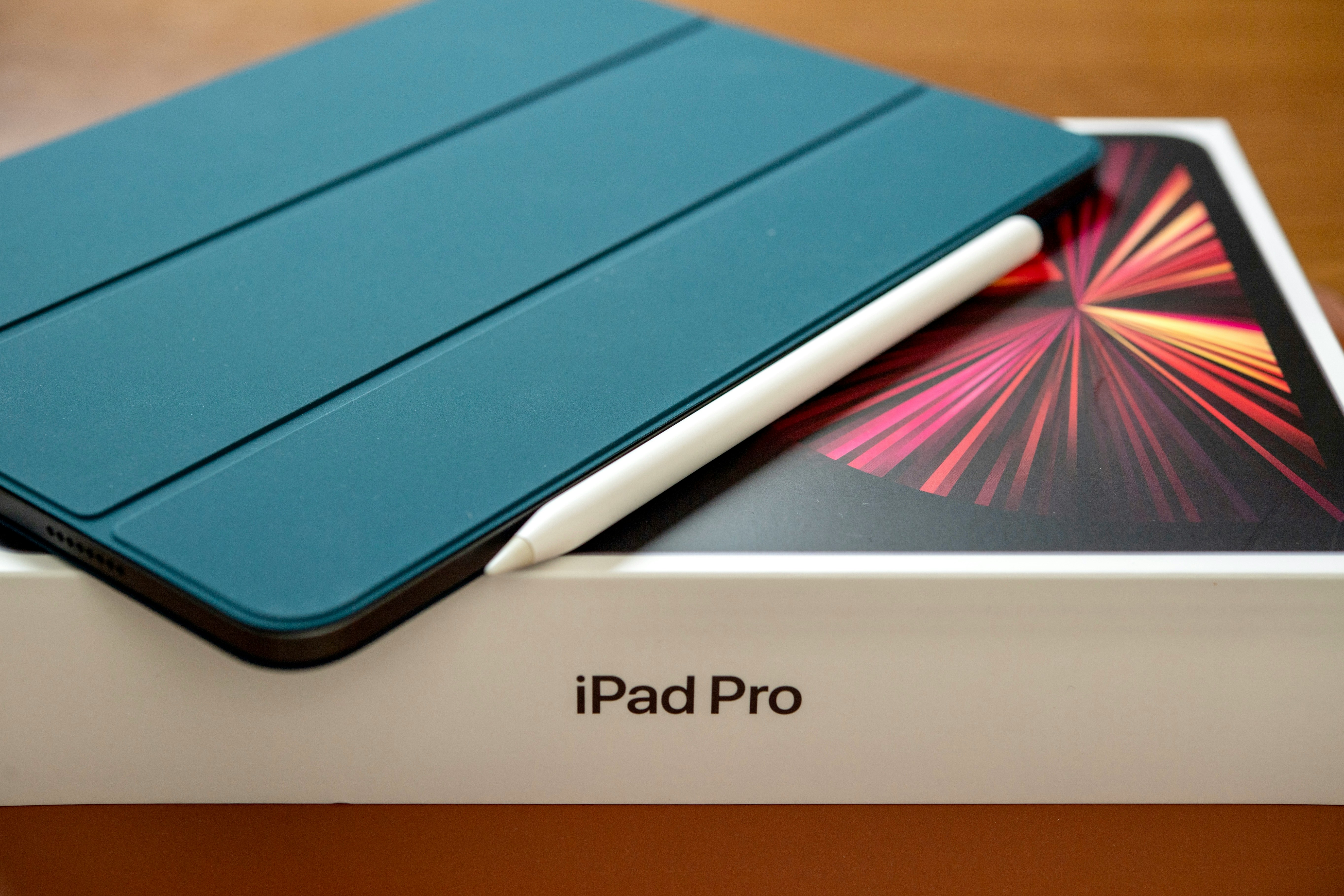 Ein iPad und eine weiße Box auf einem Tisch | Quelle: Unsplash