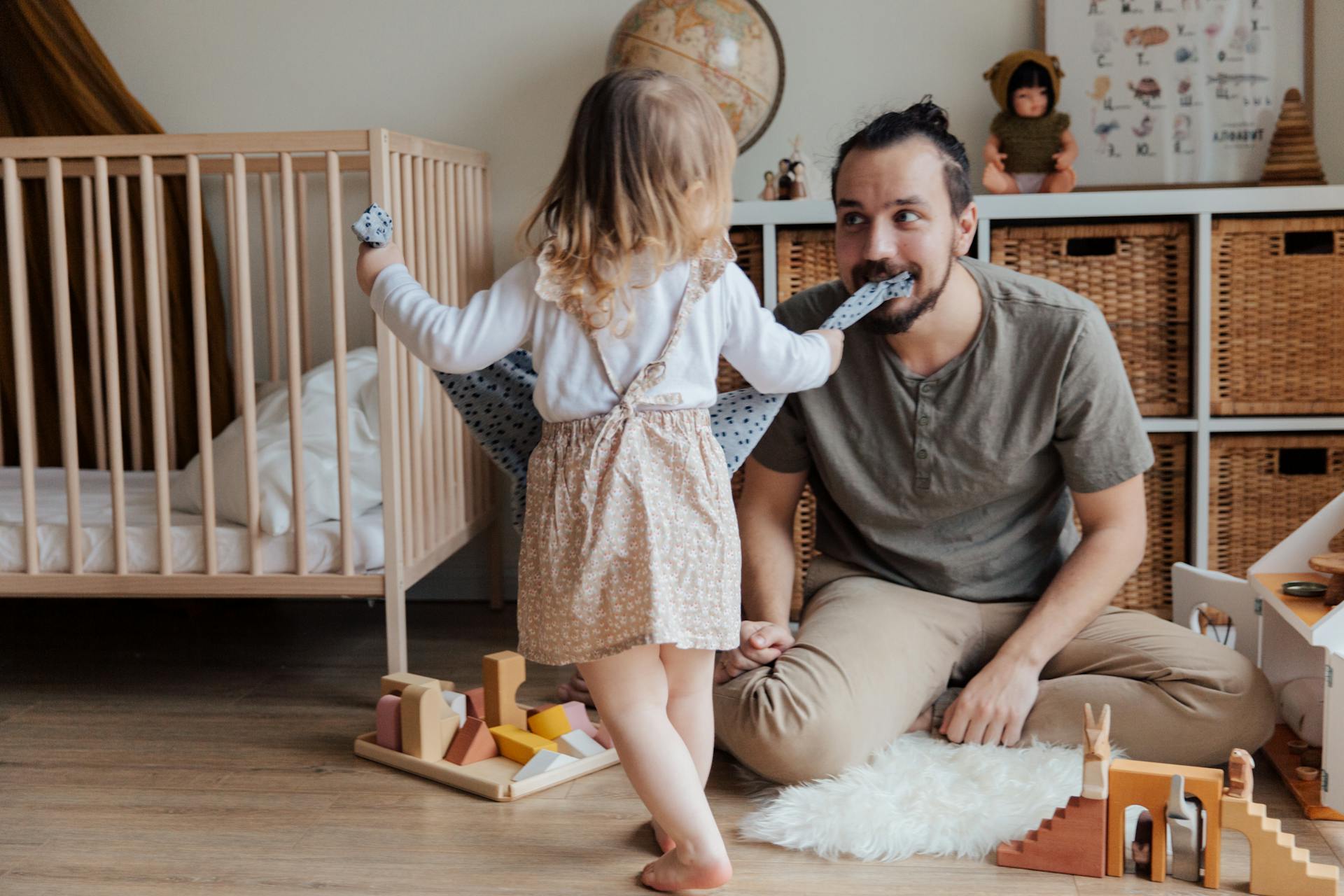 Ein Mann mit seiner Tochter | Quelle: Pexels