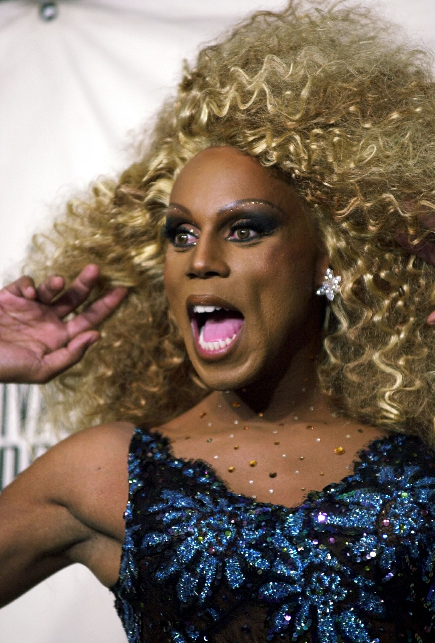 RuPaul posiert hinter der Bühne bei "VH1 Divas 2000: A Tribute to Diana Ross" in New York am 9. April 2000 | Quelle: Getty Images