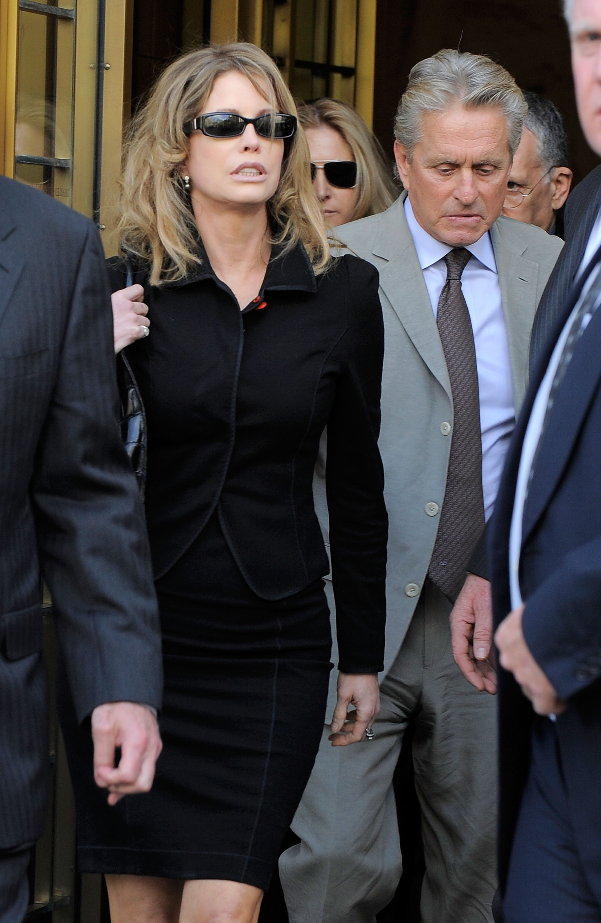 Diandra und Michael Douglas verlassen das Gebäude des US-Bezirksgerichts nach der Verurteilung ihres Sohnes Cameron Douglas am 20. April 2010 in New York City.