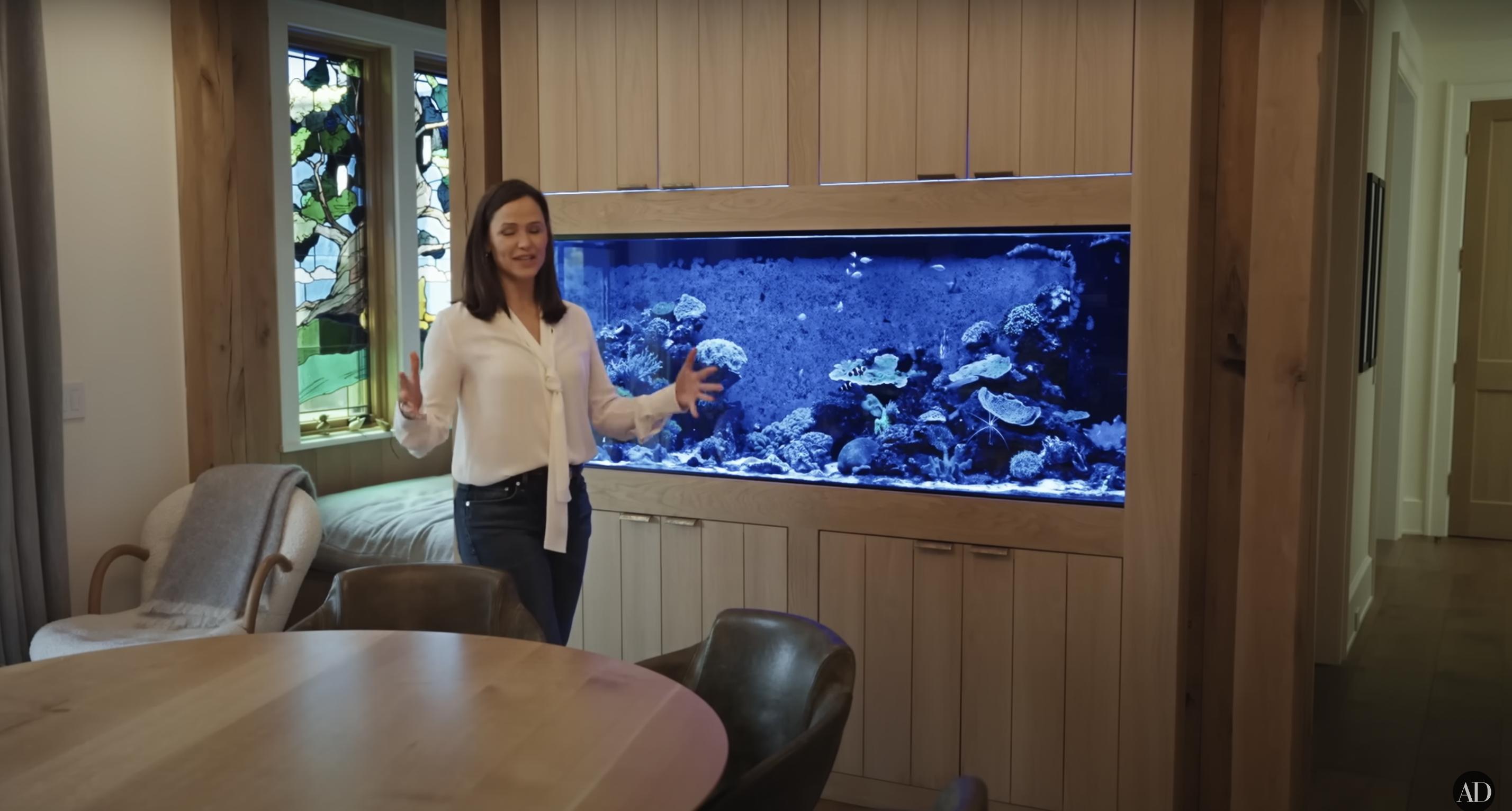 Jennifer Garner zeigt ihr Aquarium, datiert auf den 3. September 2024 | Quelle: YouTube/@Archdigest