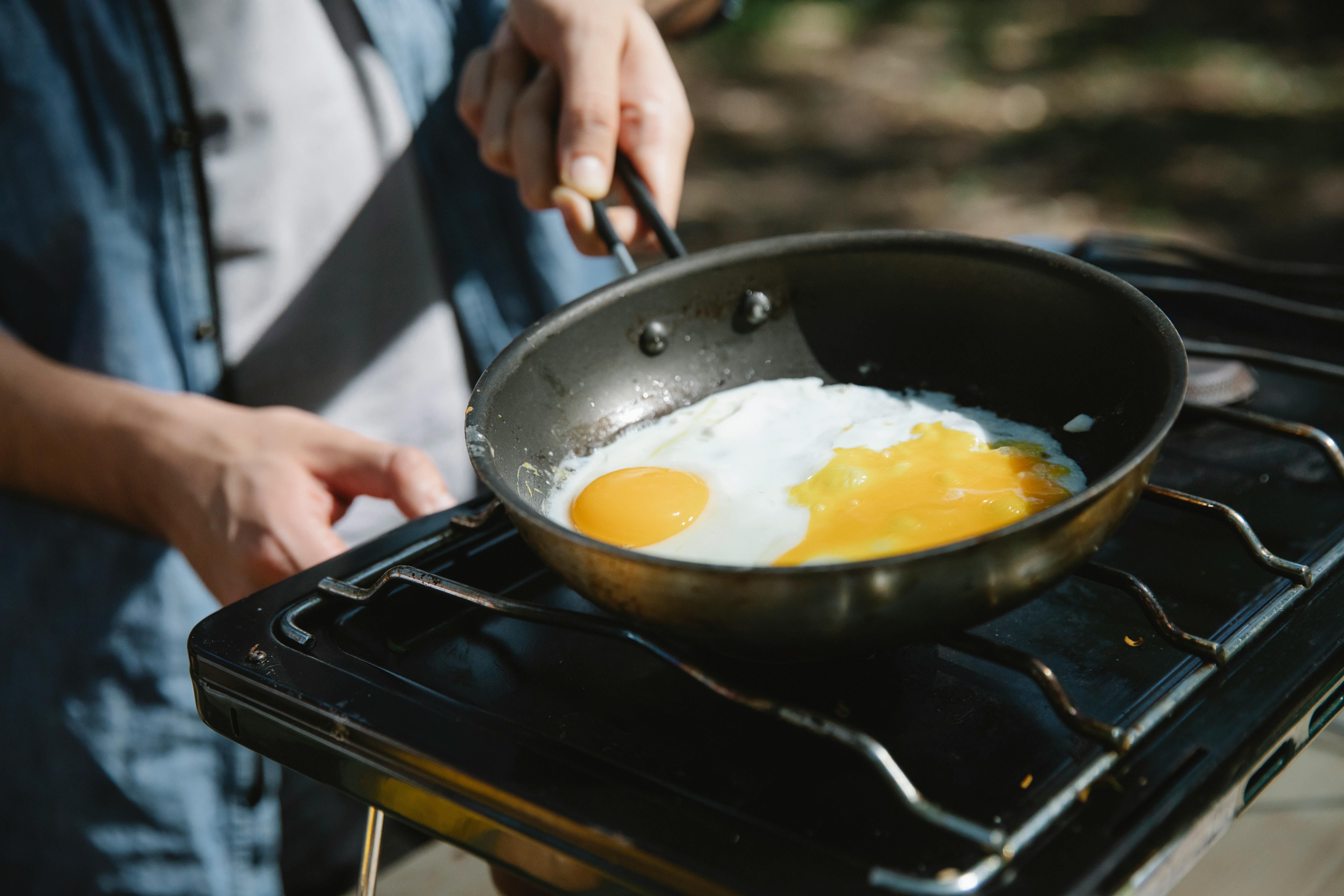 Eine Person beim Kochen | Quelle: Pexels