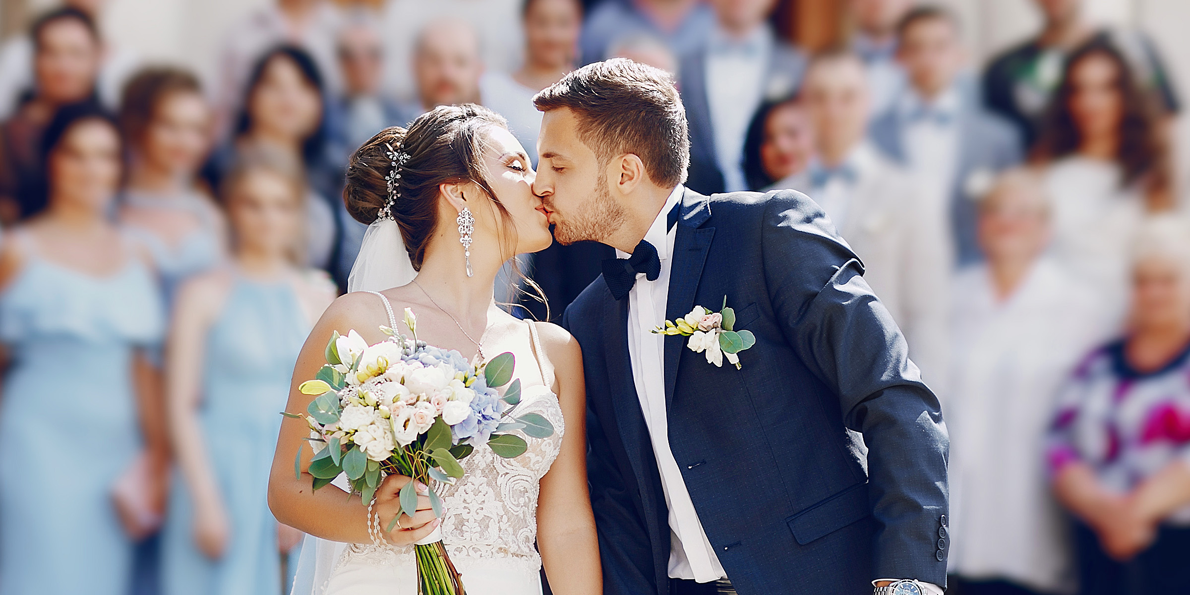 Eine Braut und ein Bräutigam, die sich küssen | Quelle: Freepik