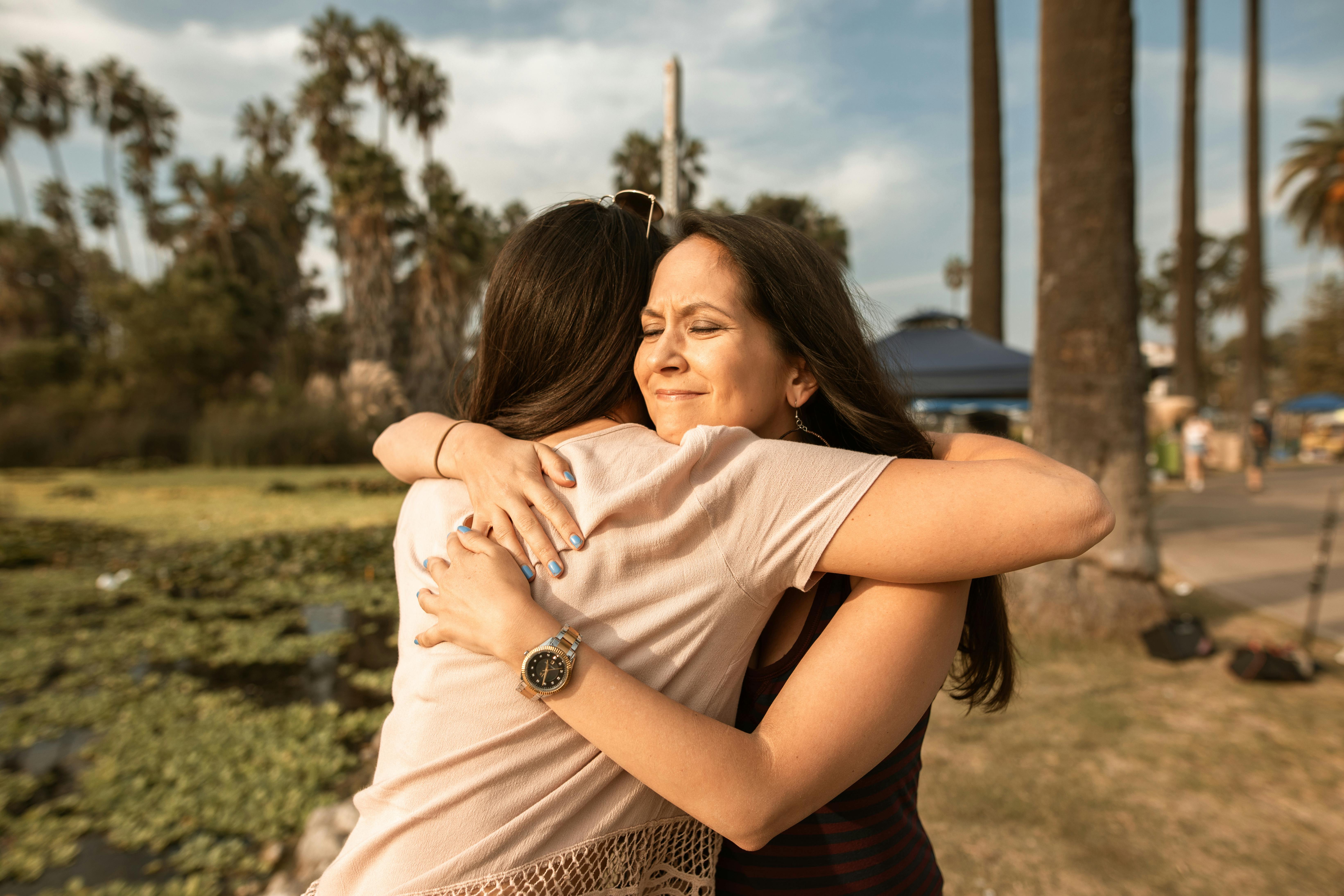 Zwei Frauen, die sich umarmen | Quelle: Mental Health America (MHA) auf Pexels
