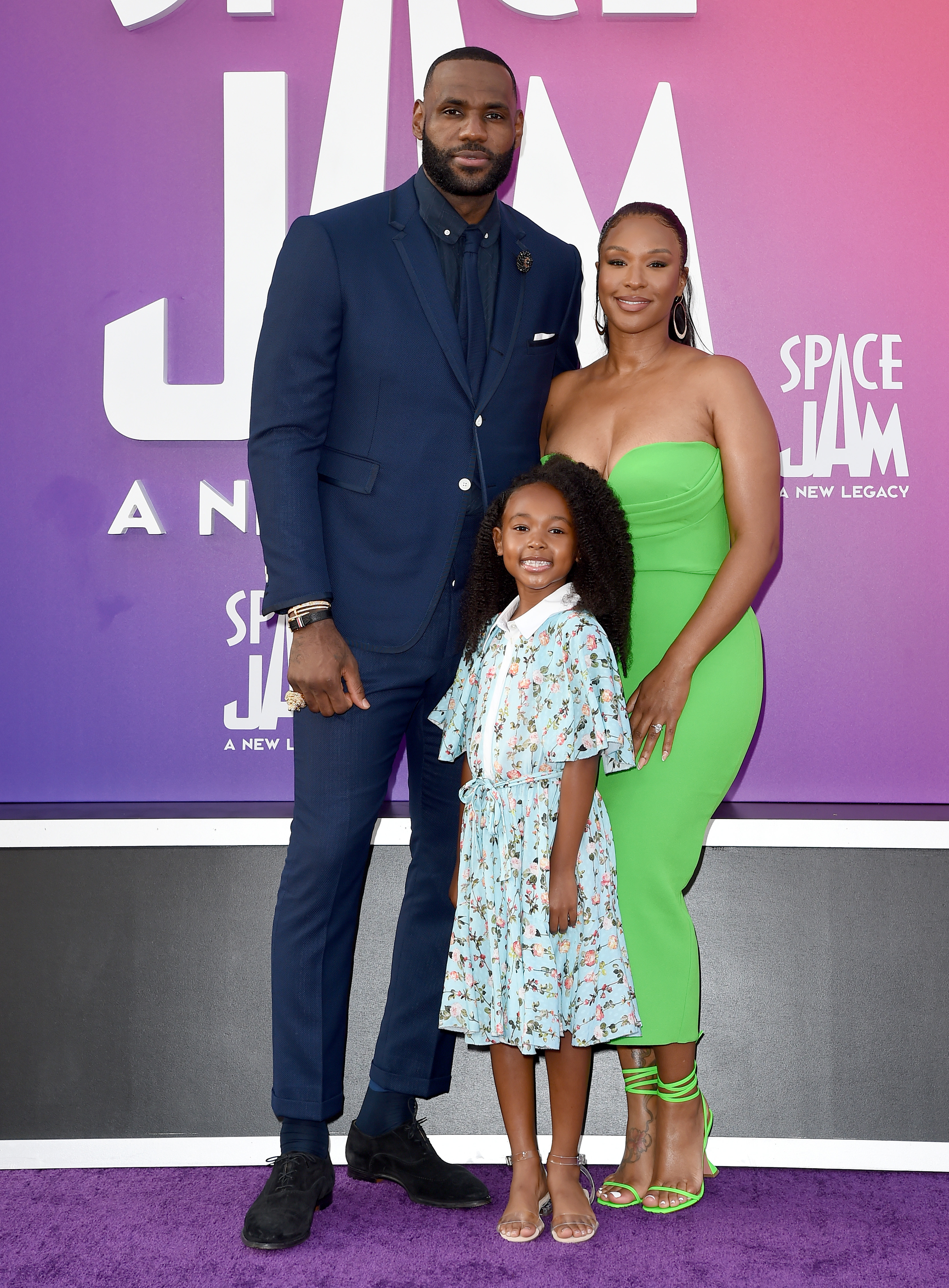 LeBron James, Ehefrau Savannah und Tochter Zhuri James besuchen die Premiere von Warner Bros "Space Jam: A New Legacy" im Regal LA Live am 12. Juli 2021 in Los Angeles, Kalifornien | Quelle: Getty Images