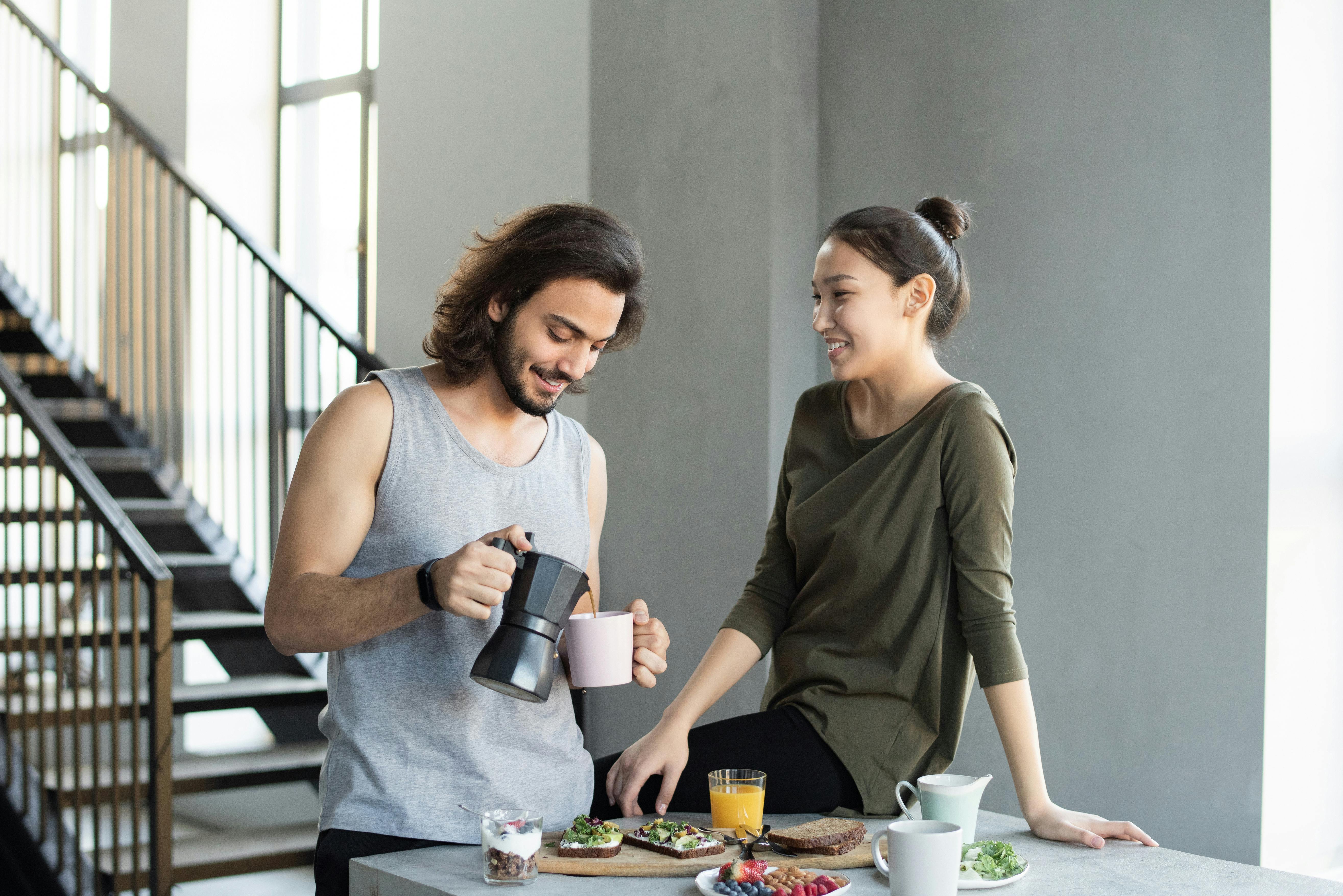 Ein Paar beim Kaffee trinken | Quelle: Pexels