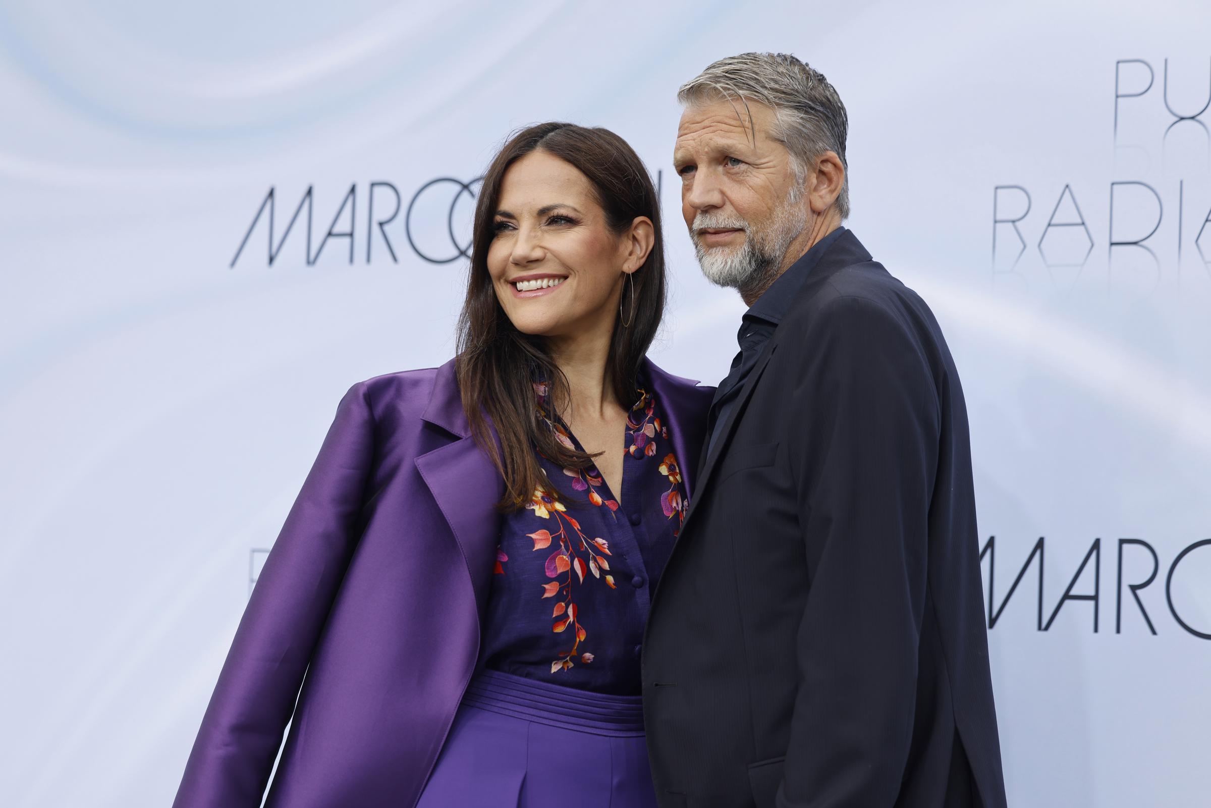 Kai Wiesinger und Bettina Zimmermann während der Marc Cain Fashion Show Frühjahr/Sommer 2025 im Rahmen der Berlin Fashion Week SS25 in der Kolonnade mit Triumphtor am 2. Juli 2024 in Potsdam | Quelle: Getty Images