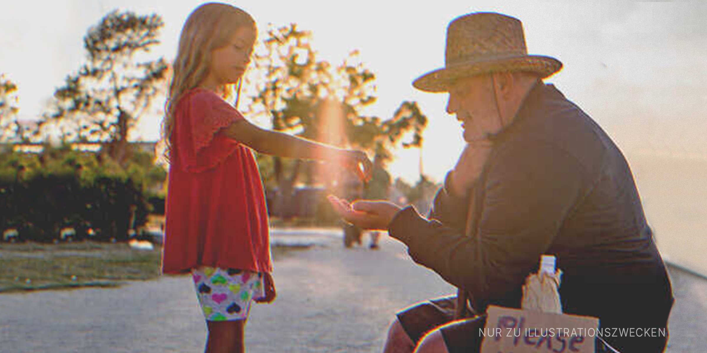 Kleines Mädchen gibt einem älteren Mann Almosen | Quelle: Getty Images