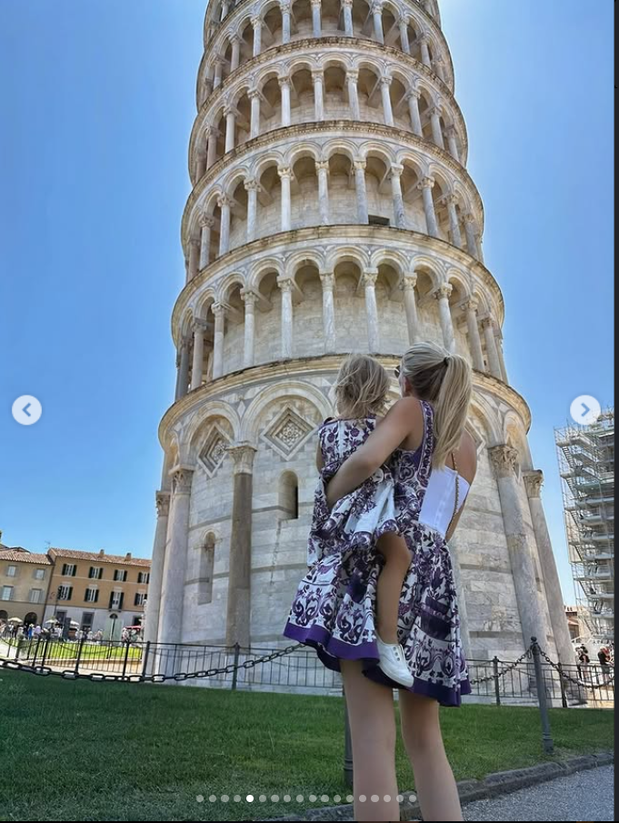 Kitty Spencer und ihre Tochter Athena stehen vor dem Schiefen Turm von Pisa, aus einem Beitrag vom 24. Juli 2025. | Quelle: Instagram/kitty.spencer