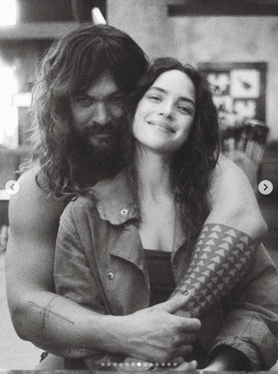 Jason Momoa umarmt seine Freundin Adria Arjona auf einem Bild vom 1. August 2025 | Quelle: Instagram/adriaarjona